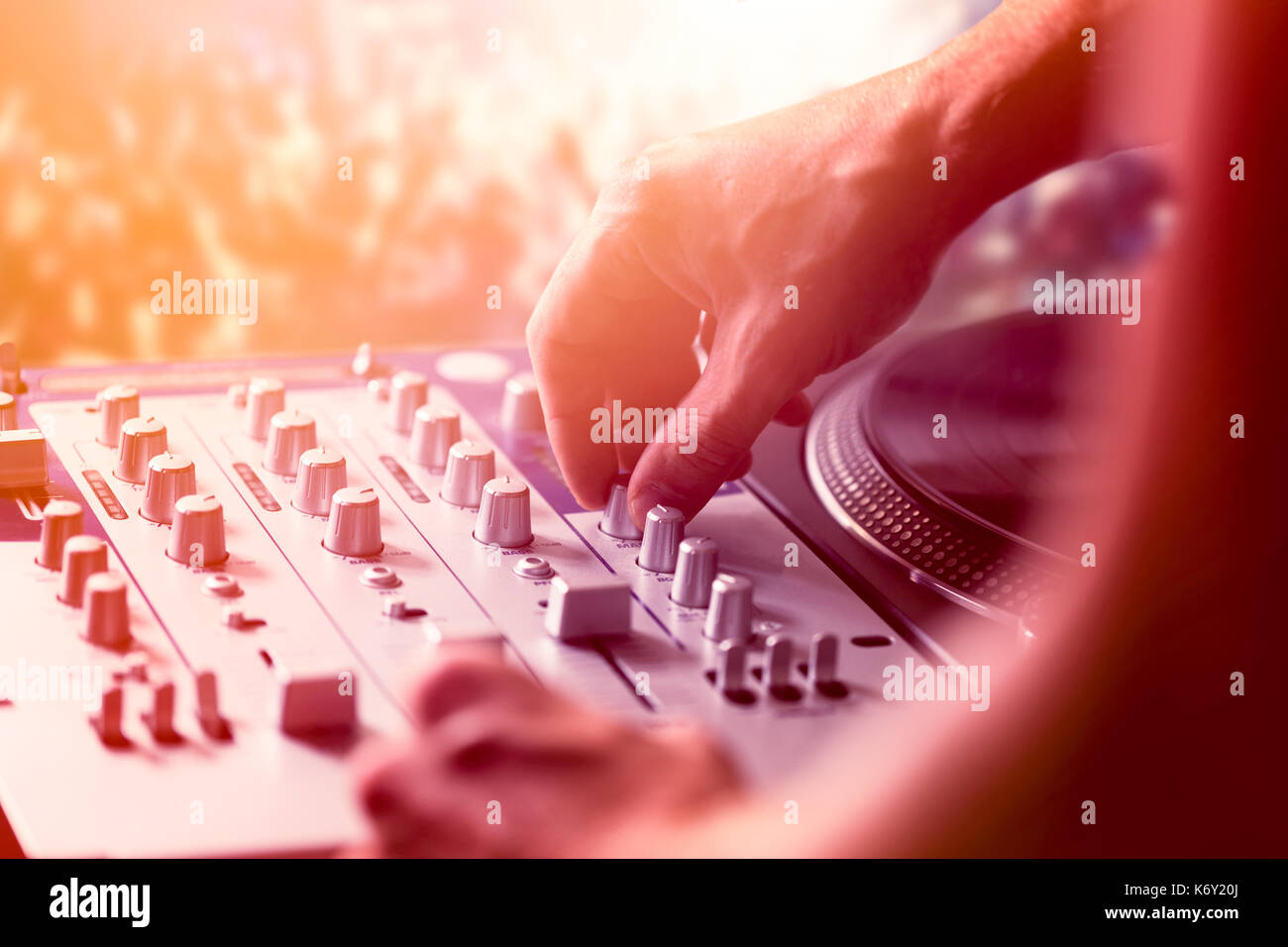 Dj-Mixing und Musizieren im Nachtclub auf der Party Stockfoto