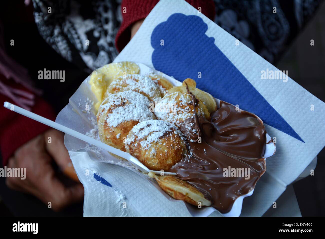 Poffertjes - Pfannkuchen Spezialität aus den Niederlanden mit Schokoladencreme Stockfoto