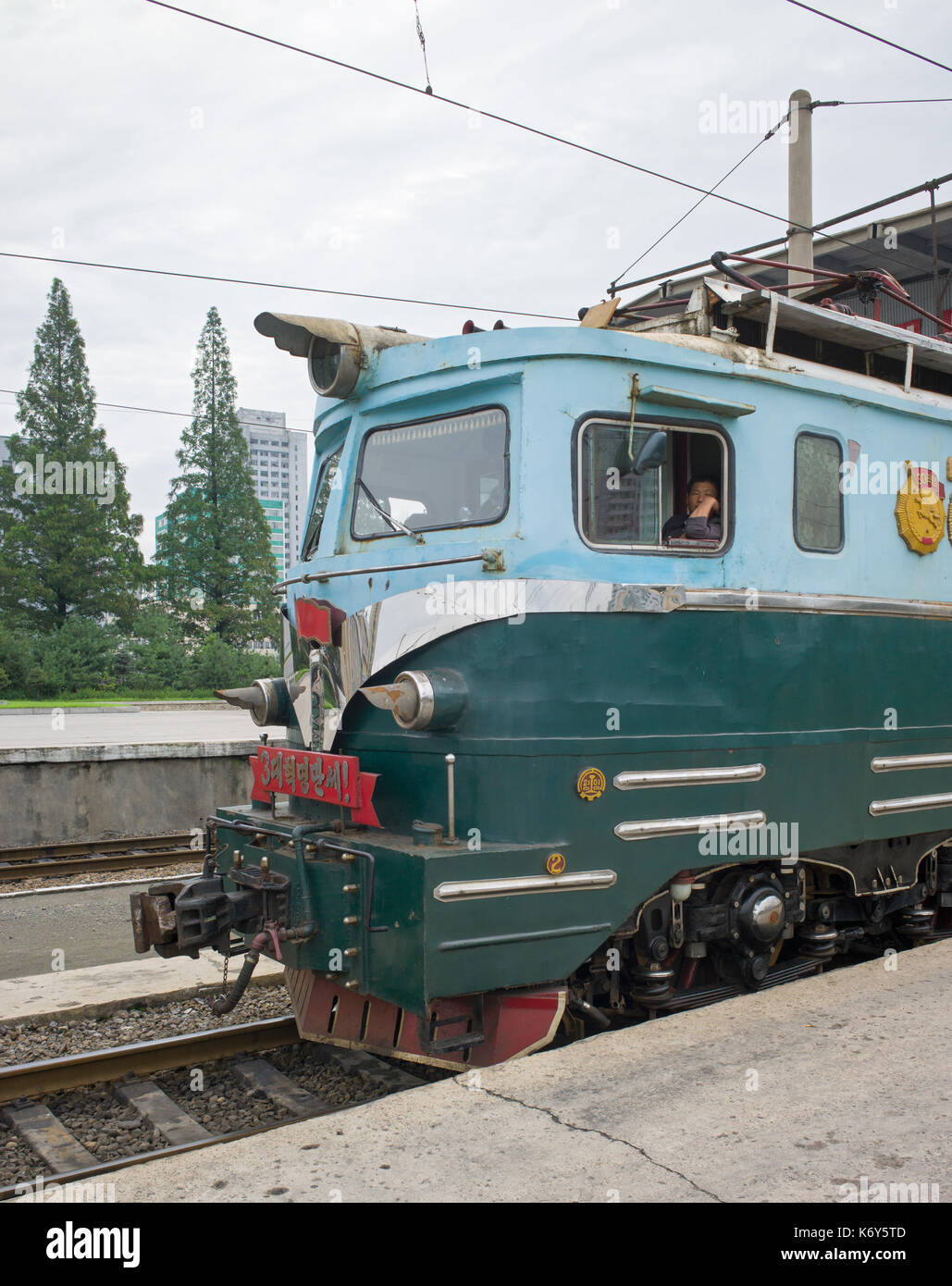 Gegenüber der roten Flagge 1 Klasse elektrische Lok Nr. 5048 Der Leiter des Personenzug in Pjöngjang Station für sinuiju an der Grenze bestimmt Korean-China Stockfoto