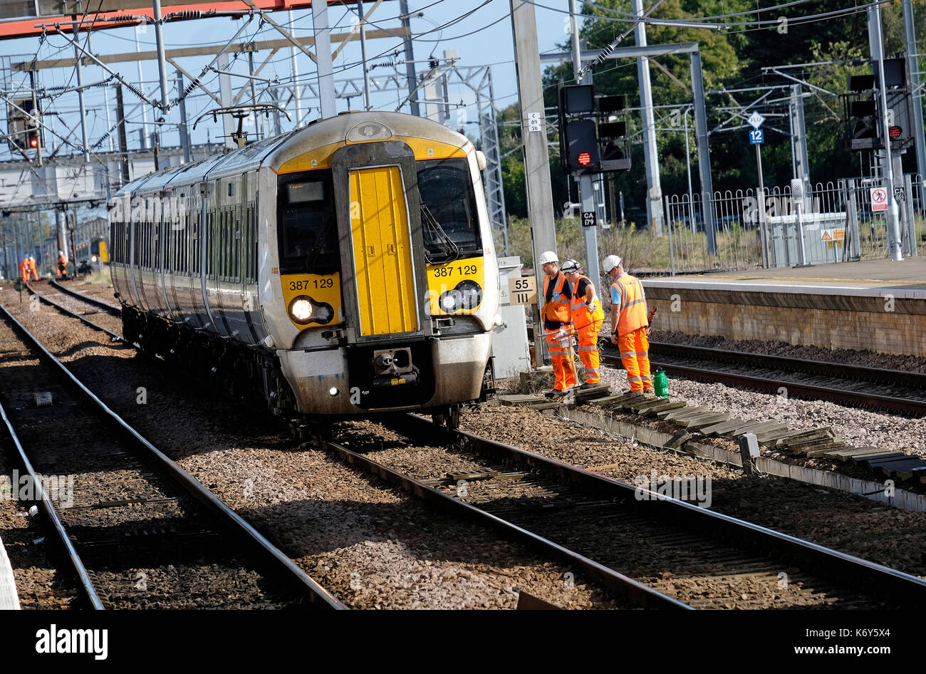 Die Eisenbahner und Zug, Cambridge, England Stockfoto