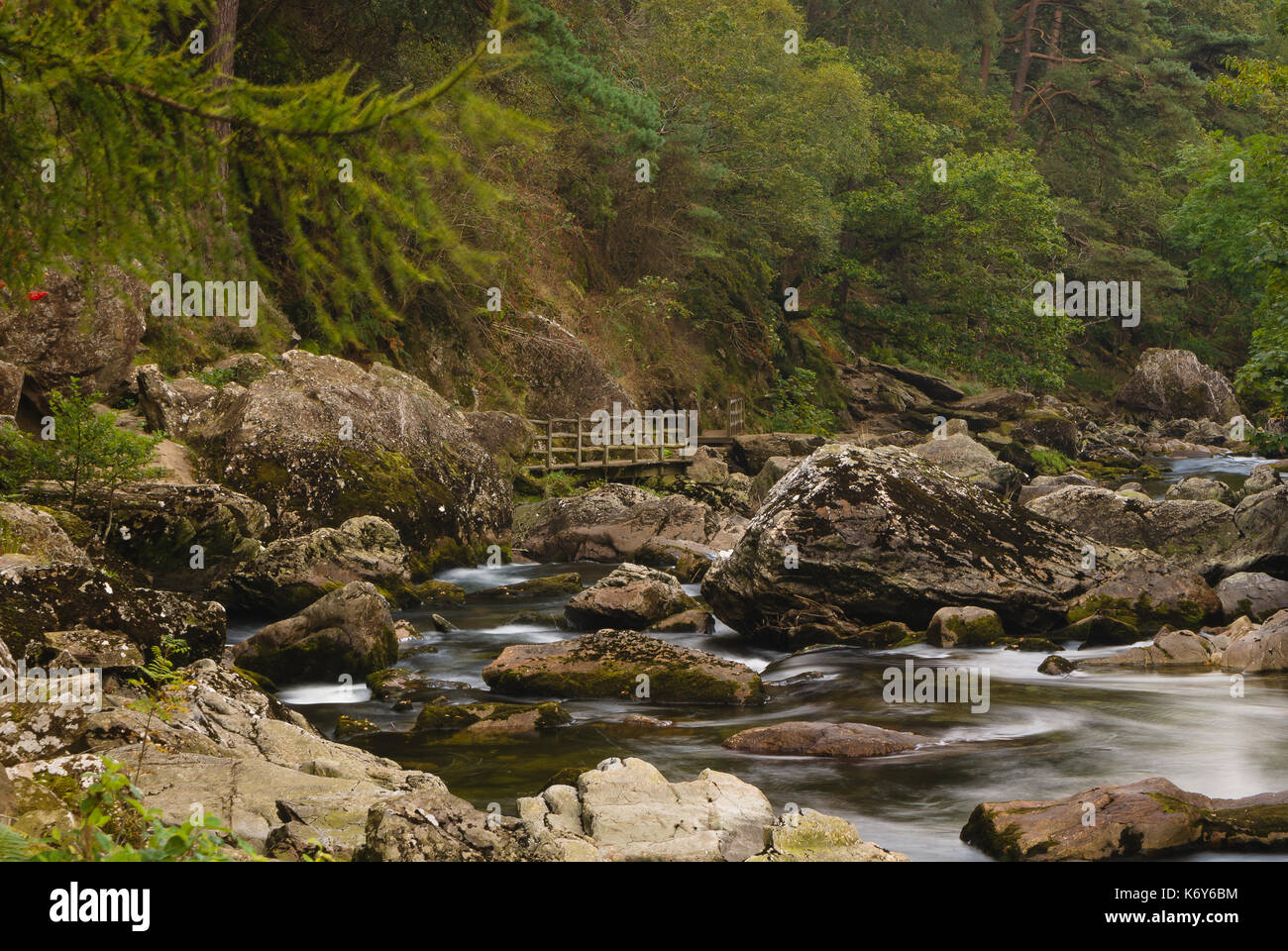 Glaslyn River fließt durch den Aberglaslyn Pass im Nationalpark Snowdonia Wales bekannt für sein klares Wasser und landschaftliche Schönheit Stockfoto