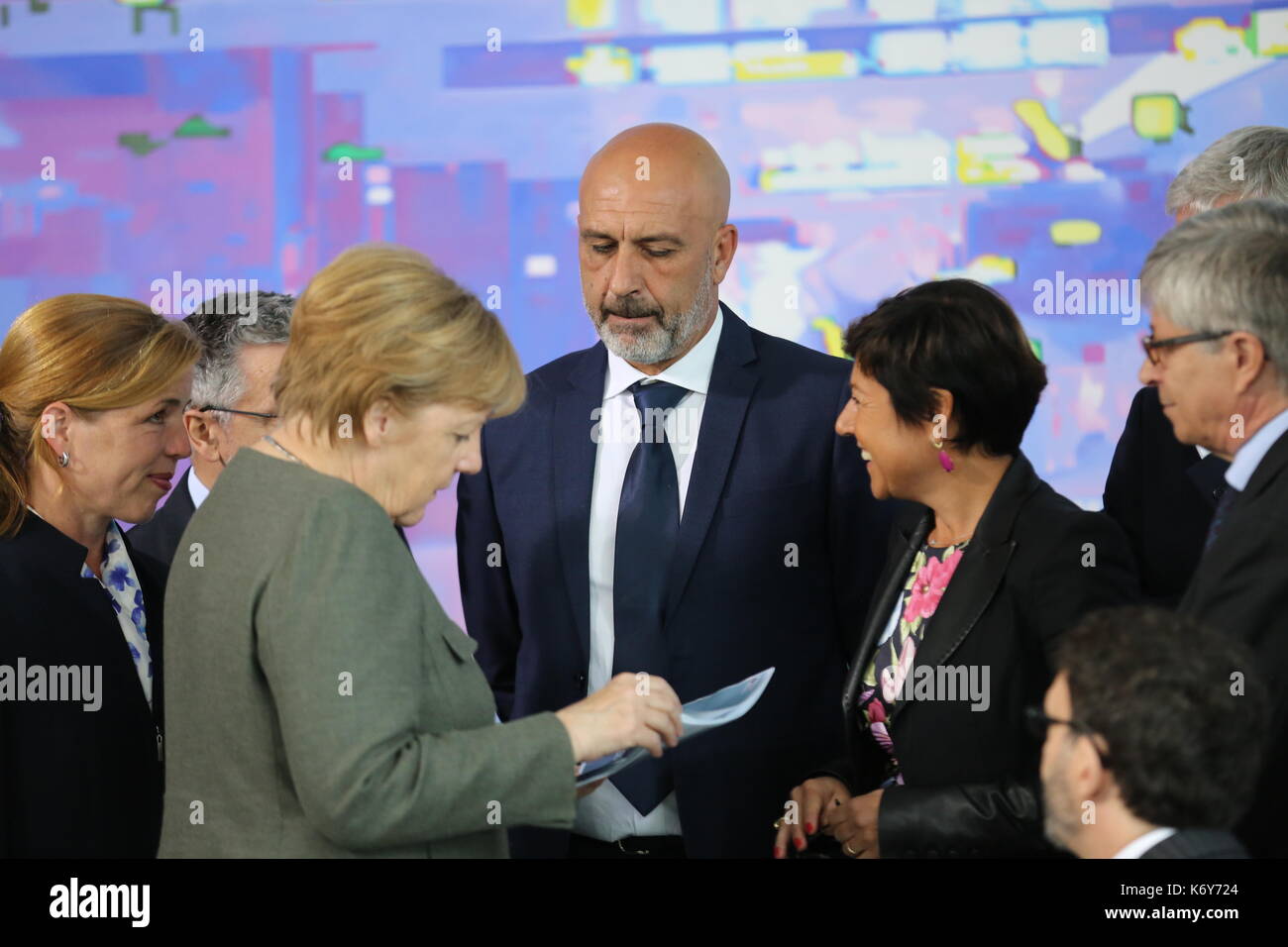 Bundeskanzlerin Angela Merkel begrüßt den Bürgermeister von Amatrice aus Italien, Sergio Pirozzi, Dr. Vasco Errani, ehemalige Kommissarin für Wiederaufbau, Paula Di Michelli, Kommissarin für Wiederaufbau, Dr. Baolo Anibaldi, Gesundheitskommissar von Rieti anlässlich der Finanzierung der Wiederaufbau des Krankenhauses in Amatrice von Deutschland. Nach den schweren Erdbeben wurde das Dorf Amatrice in Mittelitalien fast zerstört. Staatssekretär Gunther Adler besuchte Anfang August das italienische Dorf und unterzeichnete eine Vereinbarung über die deutsche Wiederaufbauhilfe. (Foto von Simone Kuhlm Stockfoto