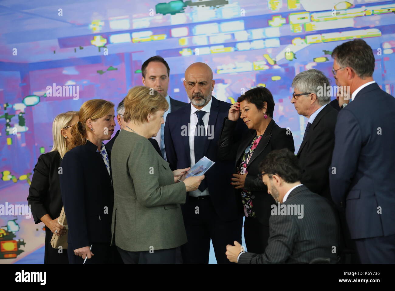 Bundeskanzlerin Angela Merkel begrüßt den Bürgermeister von Amatrice aus Italien, Sergio Pirozzi, Dr. Vasco Errani, ehemalige Kommissarin für Wiederaufbau, Paula Di Michelli, Kommissarin für Wiederaufbau, Dr. Baolo Anibaldi, Gesundheitskommissar von Rieti anlässlich der Finanzierung der Wiederaufbau des Krankenhauses in Amatrice von Deutschland. Nach den schweren Erdbeben wurde das Dorf Amatrice in Mittelitalien fast zerstört. Staatssekretär Gunther Adler besuchte Anfang August das italienische Dorf und unterzeichnete eine Vereinbarung über die deutsche Wiederaufbauhilfe. (Foto von Simone Kuhlm Stockfoto