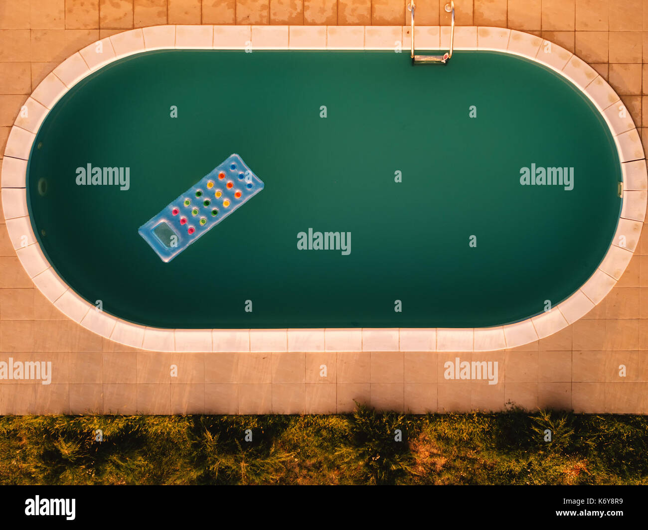 Luftaufnahme von aufblasbare Matratze im Pool - Sommer Spaß und Genuss Freizeit Anlagen im Pool Wasser von drone Punkt vi. Stockfoto