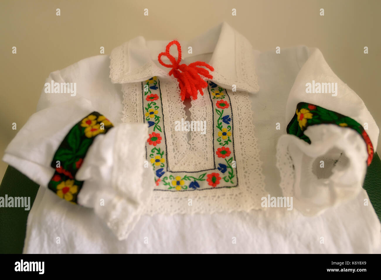 Die traditionelle rumänische Kinder Bluse oder Shirt, bestickt mit ethnischen floralen Motiven, die spezifisch für den nördlichen Teil des Landes, Tara Oas Stockfoto