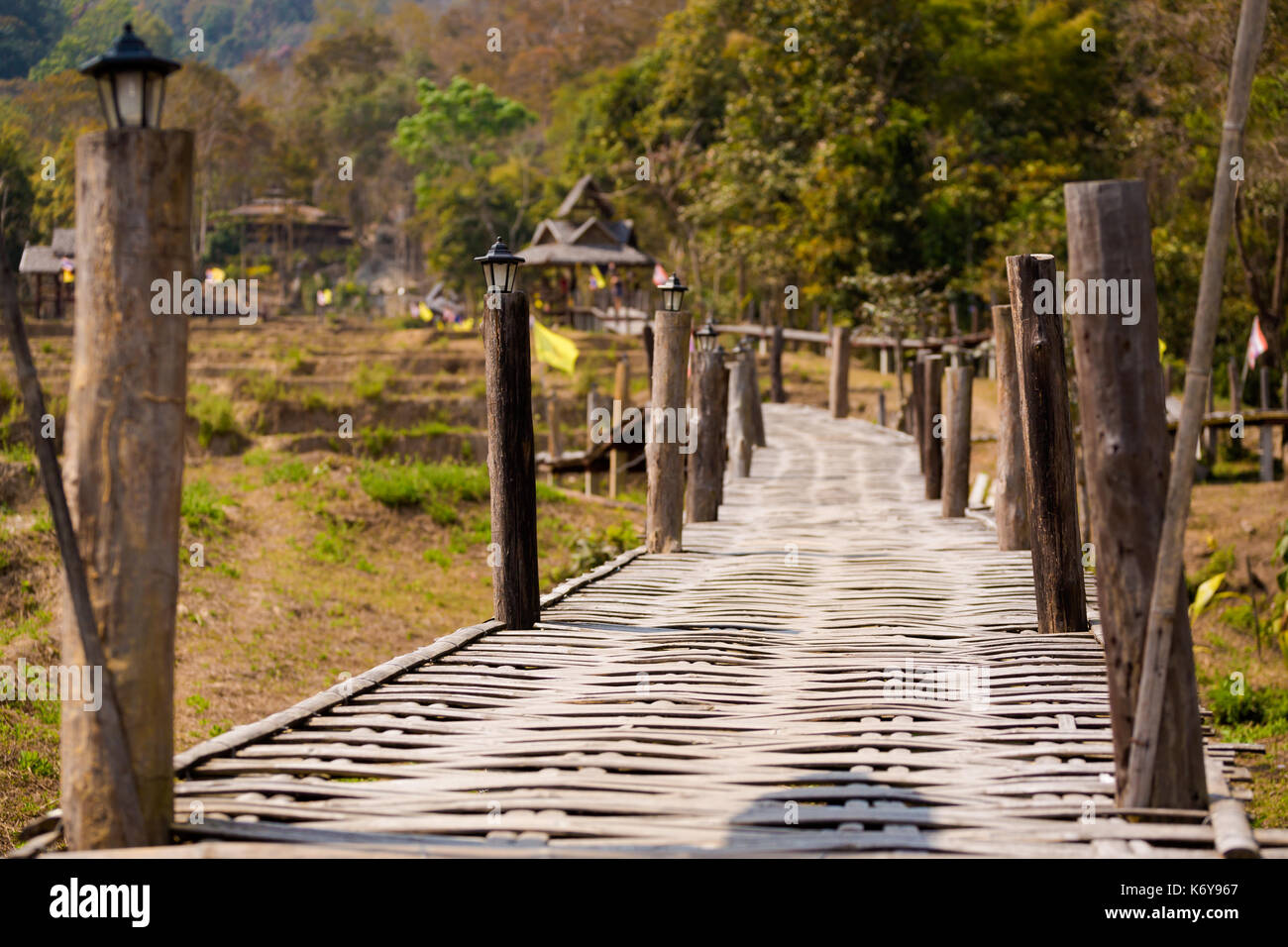 Handgefertigte lange Buddha Bambus Brücke über chemische Reisfeldern in der Nähe von touristischen Pai ich im Norden von Thailand. Asiatische Landschaft im Sommer. Stockfoto