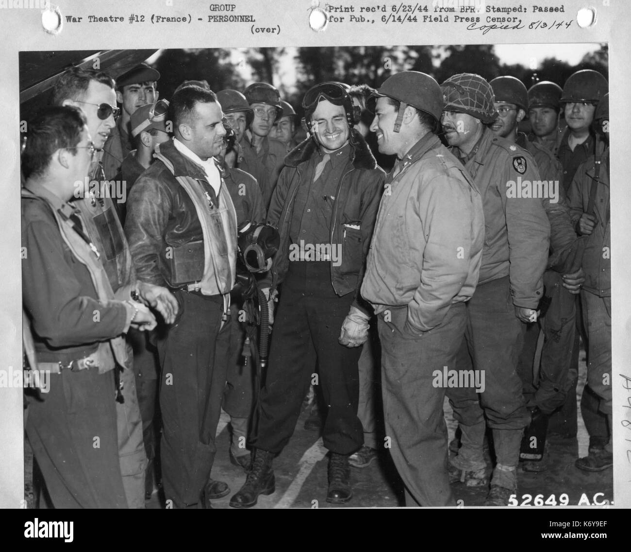 Generalmajor E.R. Quesada mit einigen Jagdbomber Piloten des 9 Air Force, nachdem Sie auf dem ersten Landeplatz in Nordfrankreich von 9 AF Luftfahrt Ingenieure, die nach dem D-Day gelandet. Frankreich, 6/1944. Stockfoto