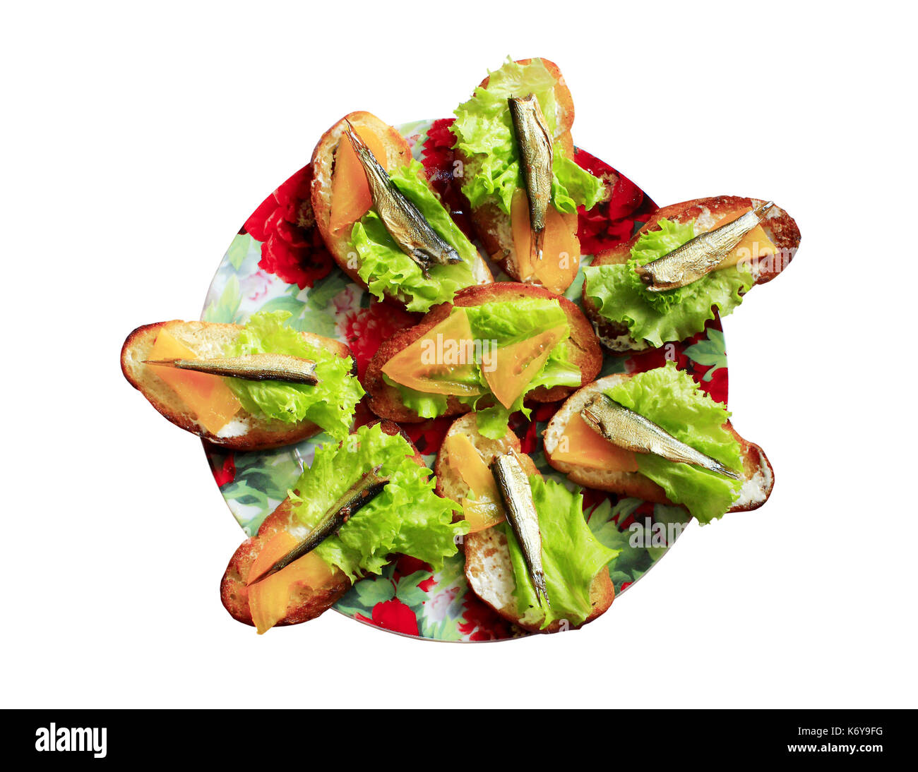 Toast mit Sprotten und grünen Salat isoliert auf die Weiße Stockfoto