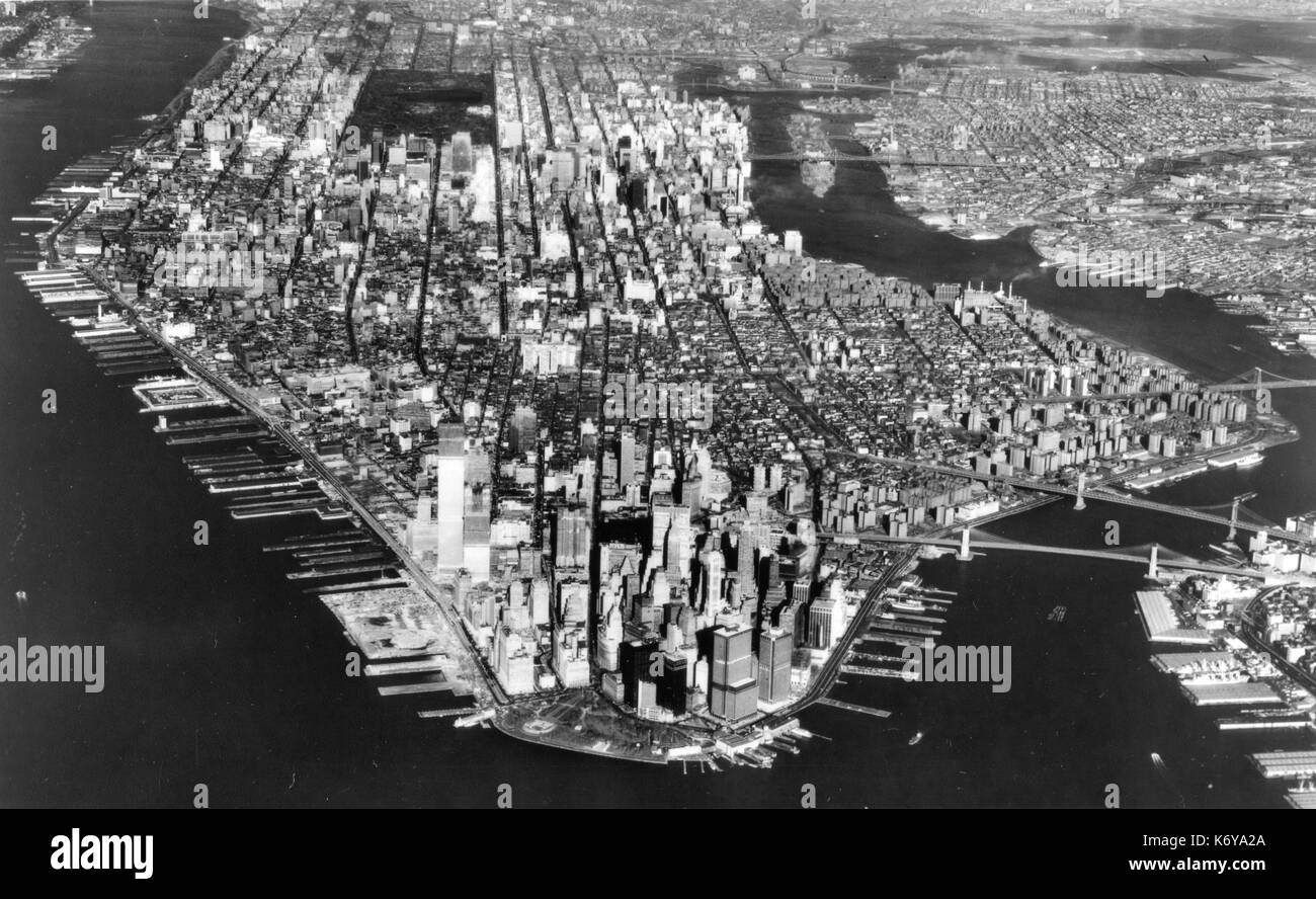 Die Insel Manhattan im linken Vordergrund die unvollständige World Trade Center, dessen Zwillingstürme ist das höchste Gebäude auf der Erde. New York City, 1971. Stockfoto