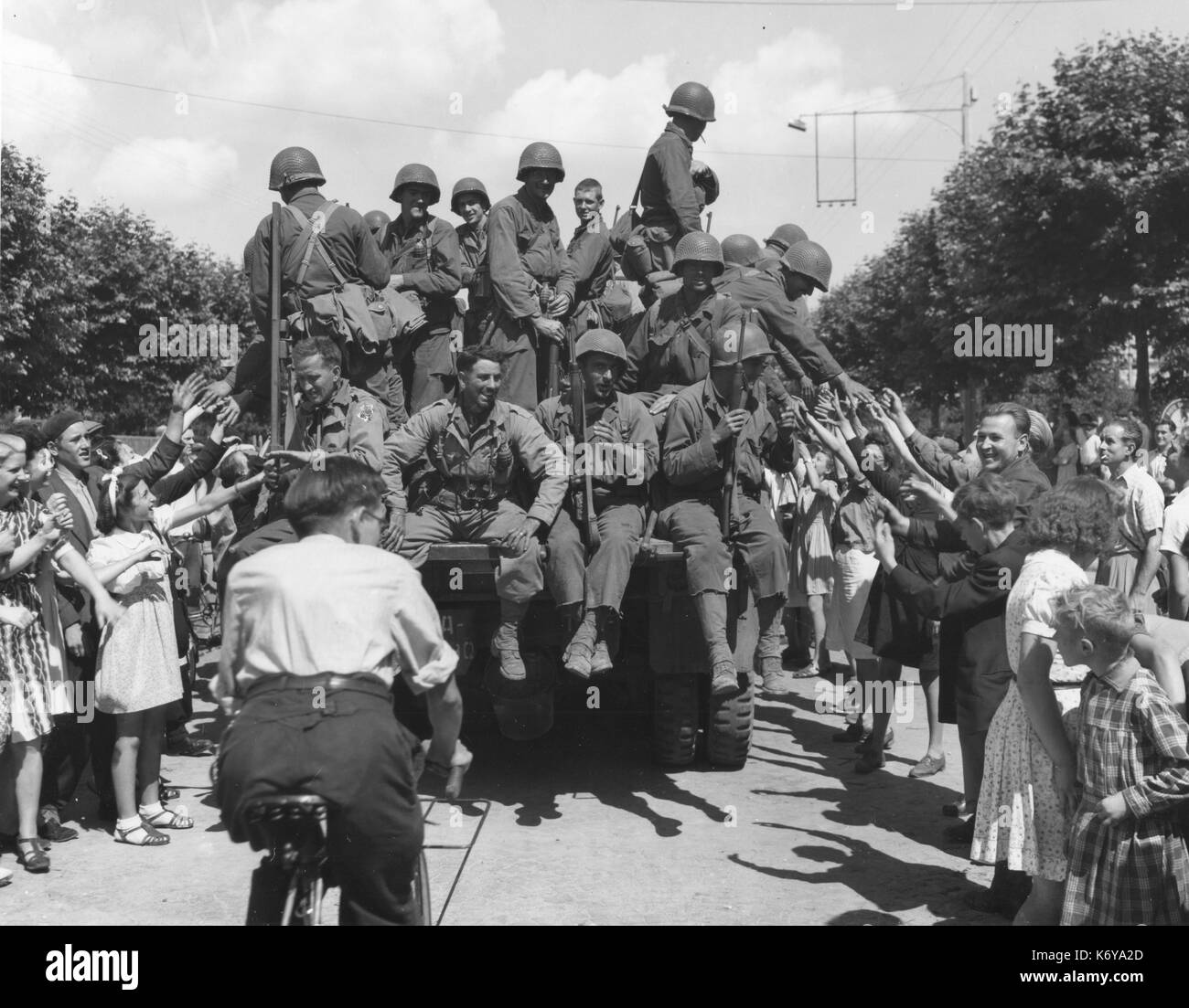 US-Armee Truppen werden von einer jubelnden Menschenmenge befreite Parisern begrüßt, als Sie die Stadt ein. Paris, Frankreich, 8/25/44. Stockfoto