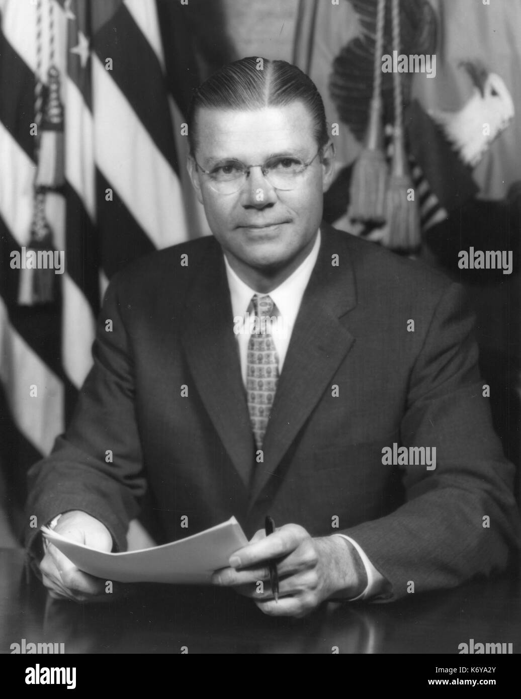 Offizielles Portrait des US-Verteidigungsminister Robert McNamara. Washington, DC, 1965. Stockfoto