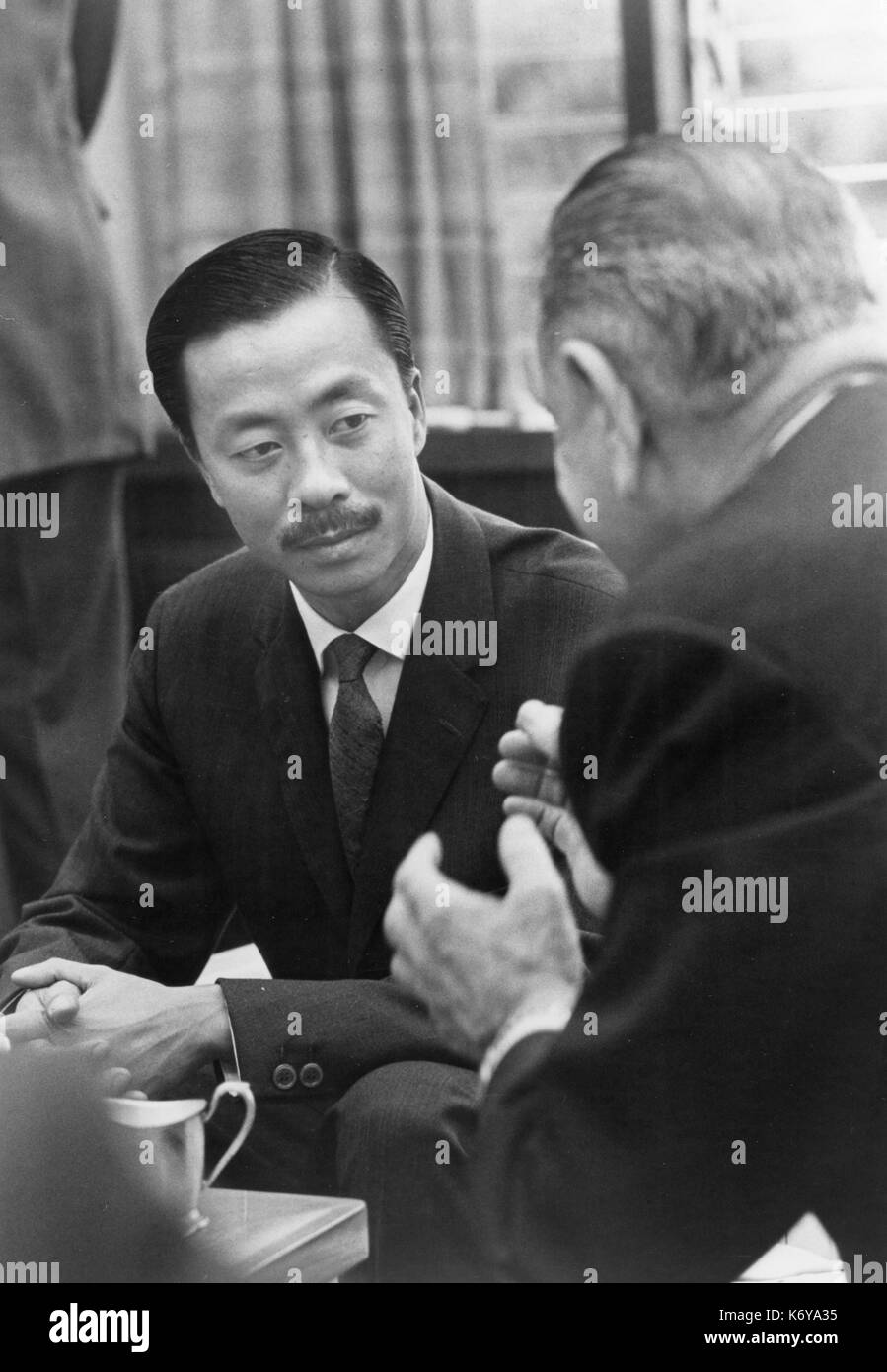 Präsident Lyndon B. Johnson mit Südvietnam Premierminister Nguyen Cao Ky während einer Pause in formellen Sitzungen über die Situation in Vietnam. Honolulu, Hawaii, 1965. Stockfoto