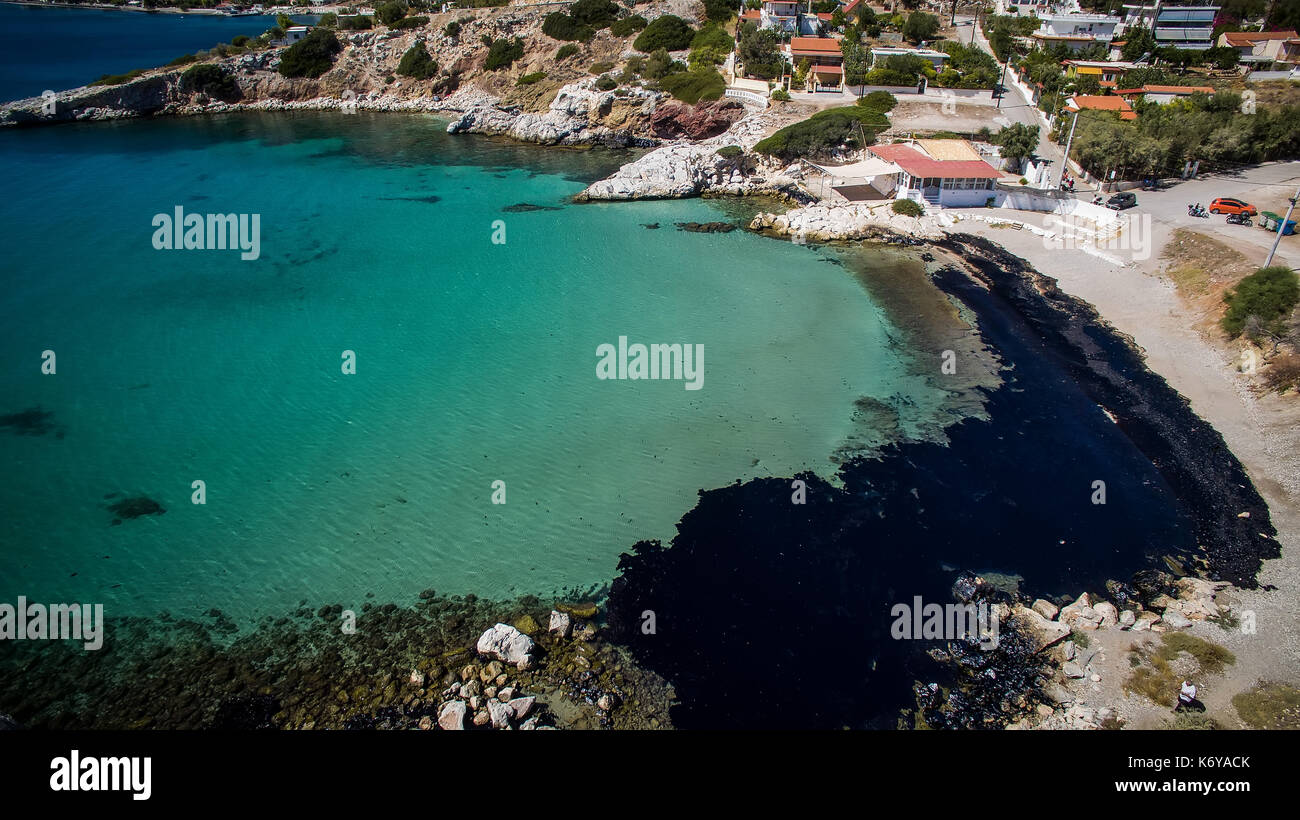 Salamina, Athen, Griechenland - Sept 13, 2017: Öl, aus einem versenkt Schiff ausgelaufen, kommen an Land in Salamina Island in der Nähe von Athen, nach einem alten Tanker sank in der Nähe von Stockfoto