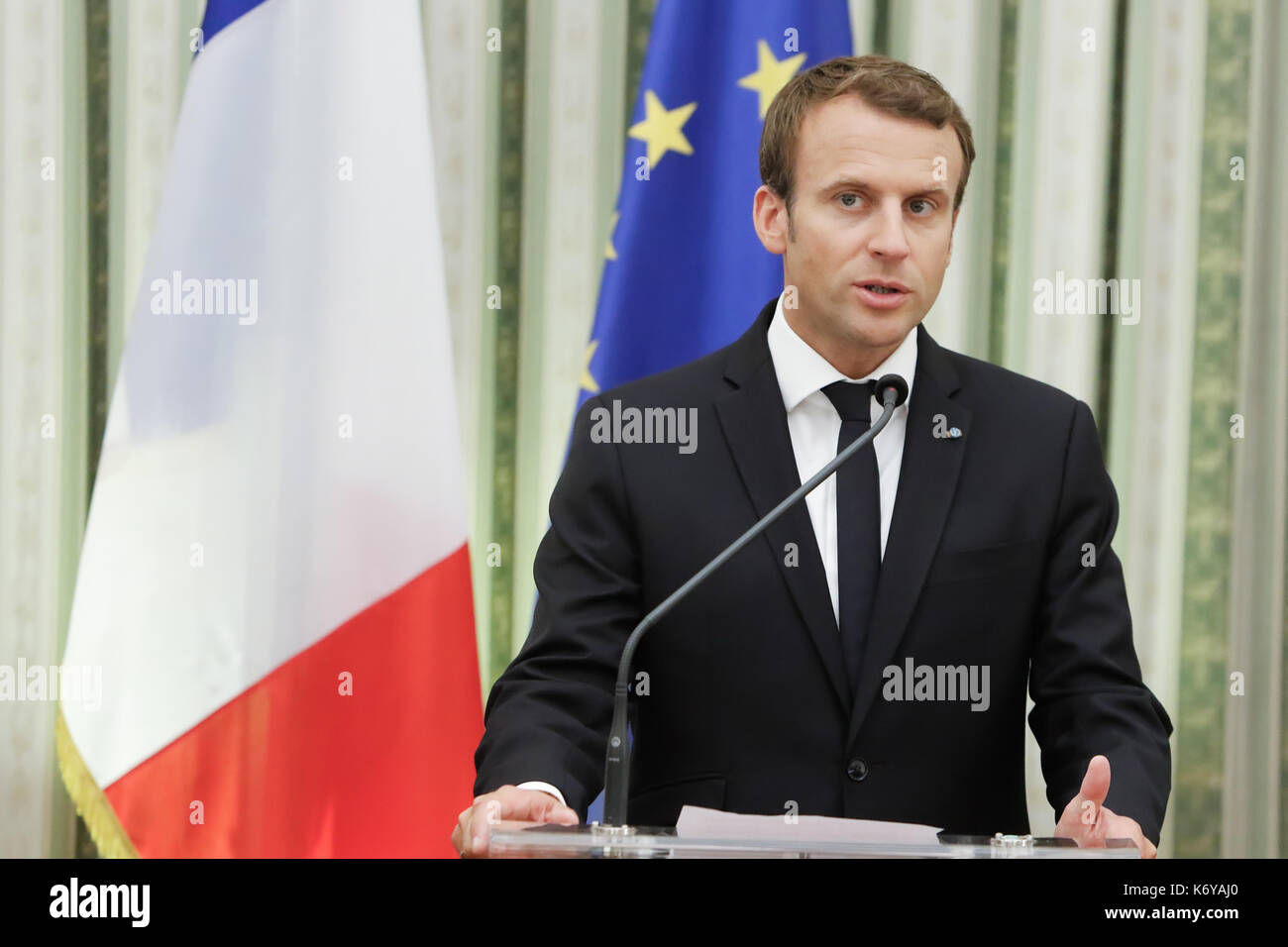 Athen, Griechenland - 7 September, 2017: Der französische Präsident Emmanuel Längestrich mit seiner Frau Brigitte während der Begrüßungszeremonie im Präsidentenpalast in Stockfoto