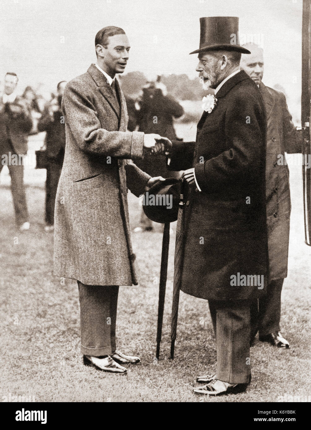 Prinz Albert, Herzog von York, links, mit seinem Vater George V im Richmond Royal Horse Show im Jahr 1928. George V, 1865 - 1936. König des Vereinigten Königreichs und den britischen Dominions und Kaiser von Indien. Prinz Albert, Herzog von York, Zukunft George VI., 1895 - 1952. König des Vereinigten Königreichs und der Dominions des British Commonwealth. Von der Krönung von König Georg VI. und Königin Elizabeth, veröffentlicht 1937. Stockfoto