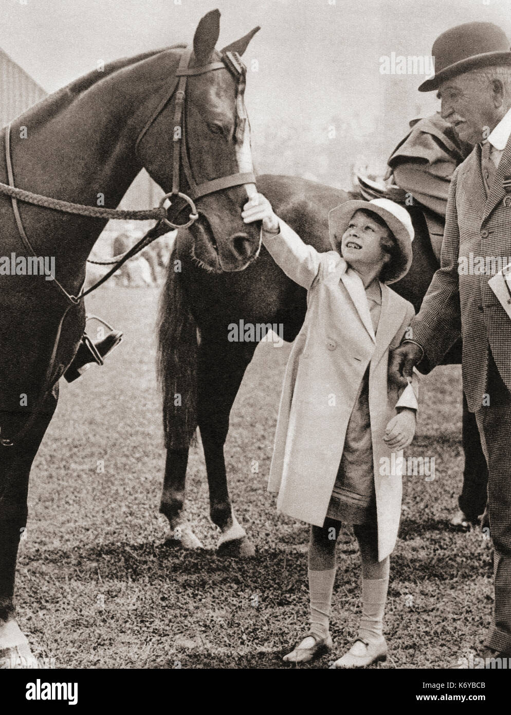 Prinzessin Elizabeth auf der Richmond Horse Show 1934. Prinzessin Elisabeth von York, zukünftige Elisabeth II., 1926 - 2022. Königin des Vereinigten Königreichs. Aus dem Krönungsbuch von König Georg VI. Und Königin Elisabeth, veröffentlicht 1937. Stockfoto