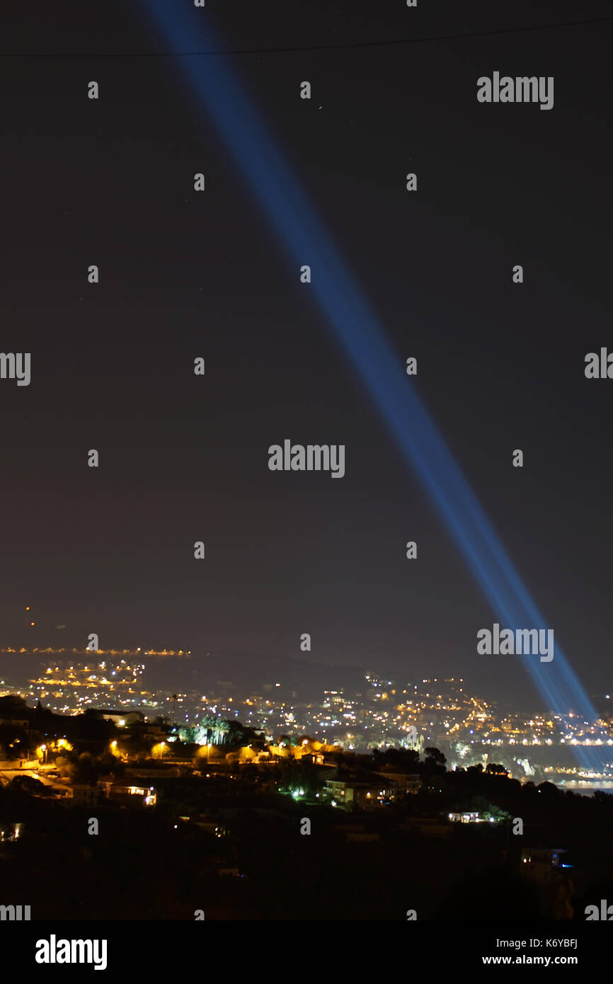 Nizza - 14. Juli 2017: Frankreich feiert Tag der Bastille Angriff in Nizza. Die Stadt bis 86 Wasser leuchtet in die Nacht Himmel nach den Sternen beleuchtet. Stockfoto