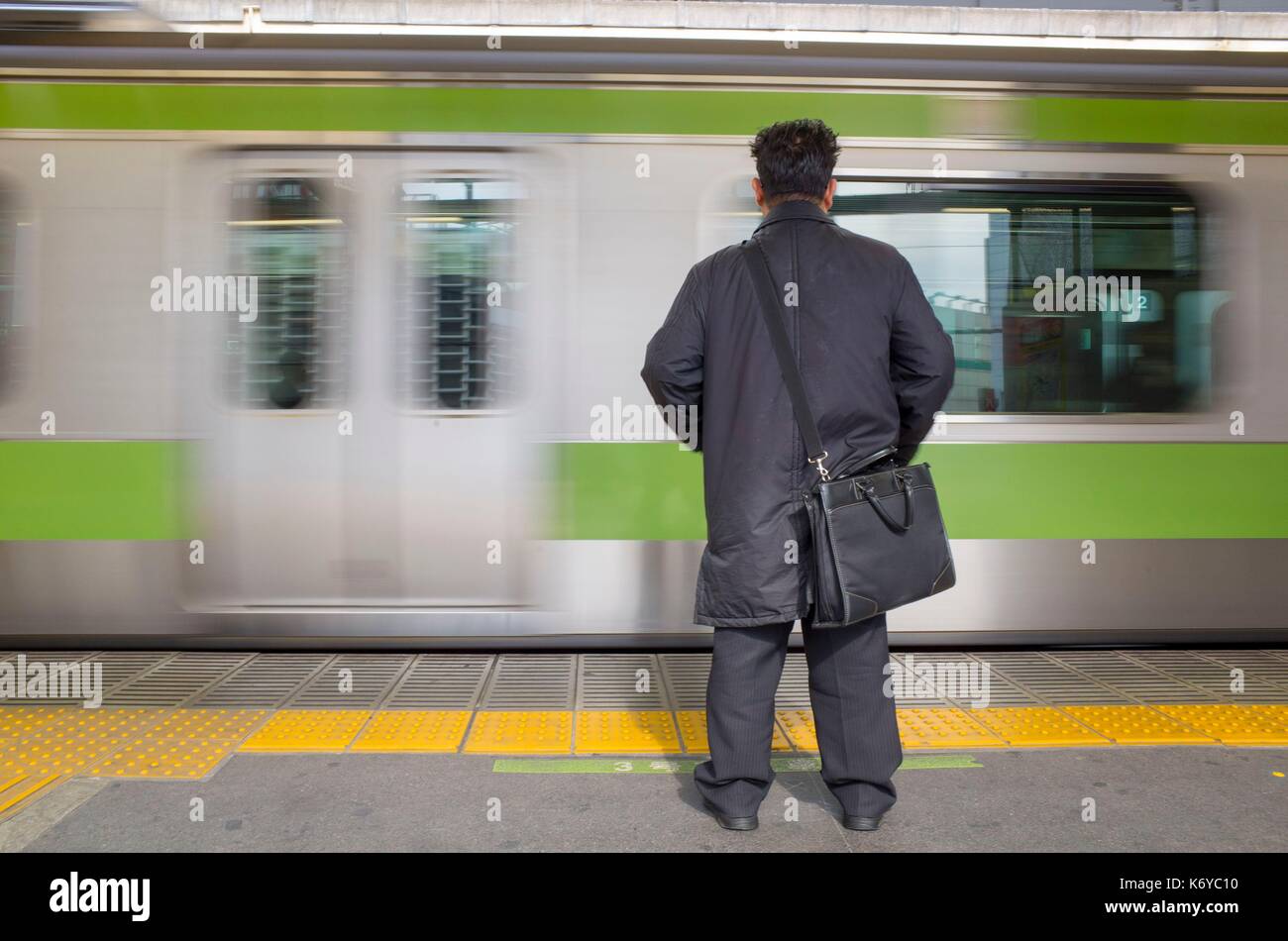 Japan, Tokio, U-Bahnhof Shimbashi, Reisender vor dem Zug Stockfoto