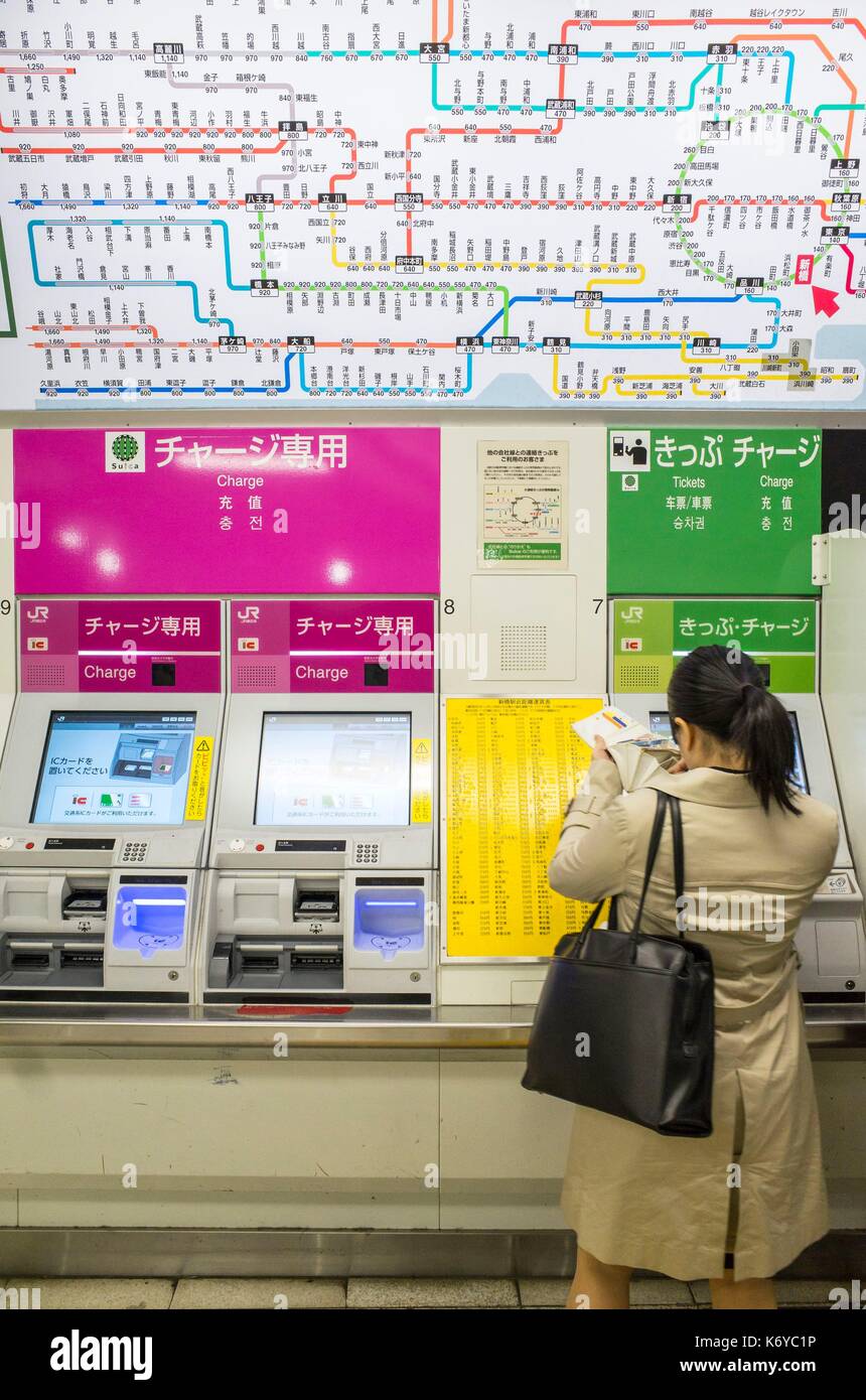 Japan, Tokio, U-Bahnhof Shimbashi, Reisender vor automatisierten Ticket Office Stockfoto