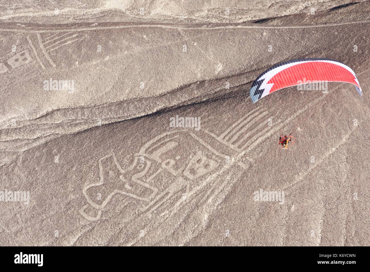 Peru, ICA-region, Palpa Tal, Nazca oder Nasca Linien, geoglyph, geometrische Figur gezeichnet von Nazca und Paracas Zivilisationen, Lipata (Luftbild) Stockfoto