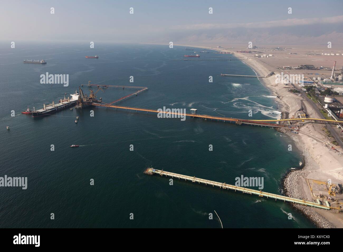 Chile, Antofagasta Region, Mejillones Bergbau Stadt und Hafen, Ladung Weisheit Linie GUMA® Gutschein Management, Thermal Power Station (Luftbild) Stockfoto