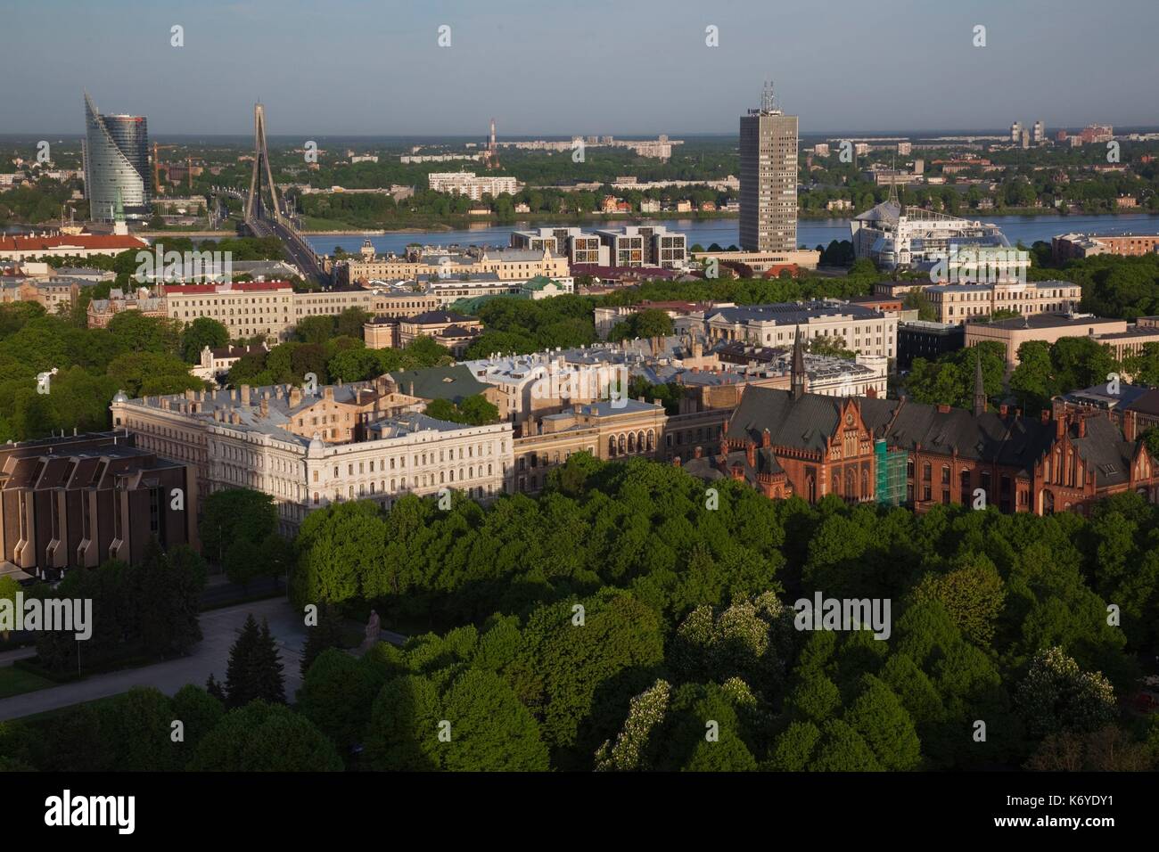 Lettland, Riga, erhöhten Blick auf die Altstadt Vecriga in Richtung Fluss Daugava Riga Morgen Stockfoto