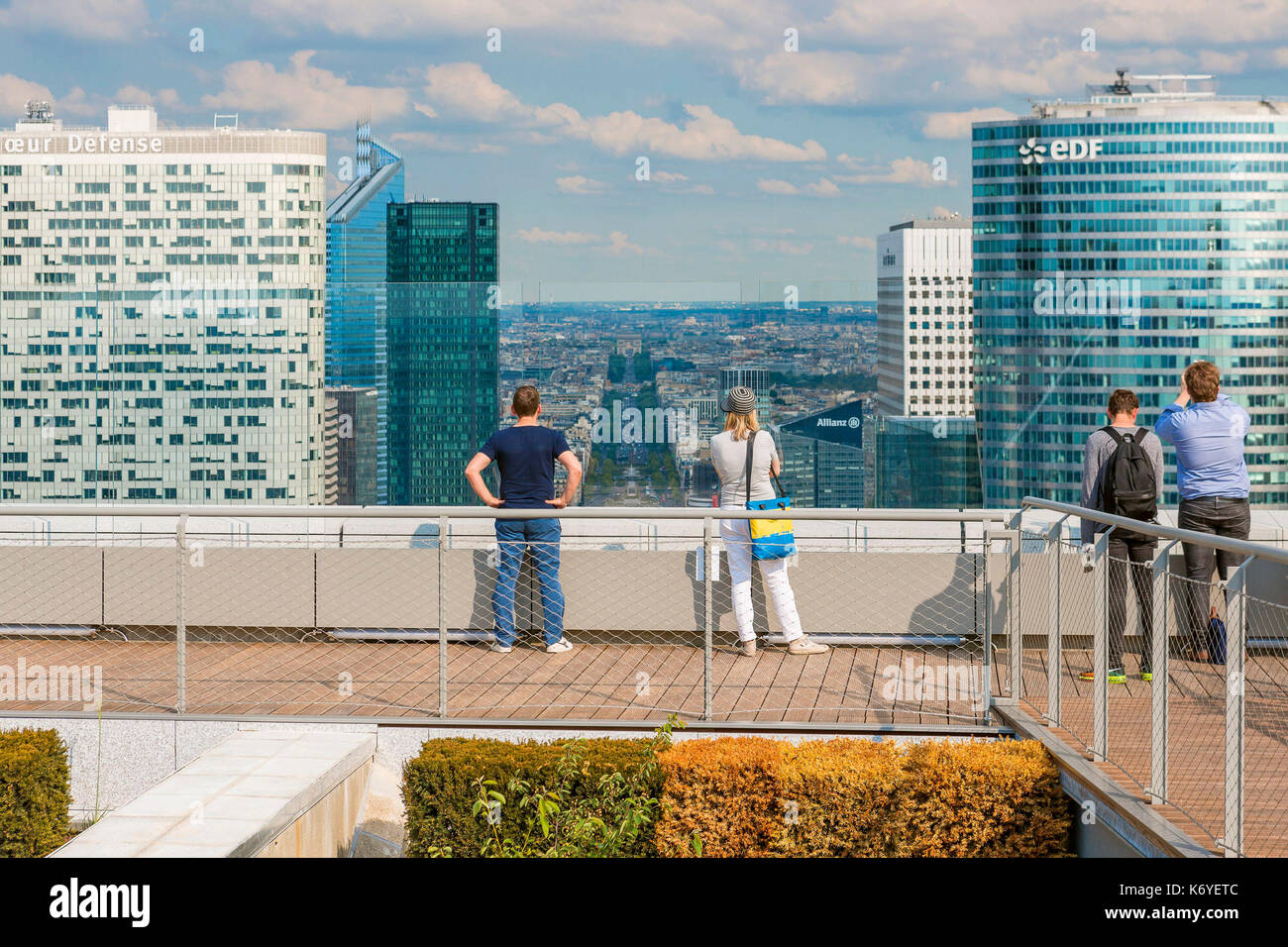 Frankreich, Hauts de Seine, La Défense, dem Grande Arche durch den Architekten Otto von Spreckelsen, Übersicht von der Dachterrasse geöffnet auf der 01/06/2017, Platz von 11 000 m2, die von der Agentur Valode und Pistre Architekten Stockfoto