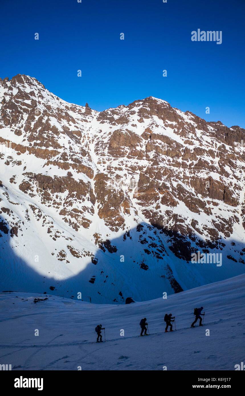 Marokko, Hoher Atlas, Skifahrer aufsteigend Djebel Toubkal (4167 m), im Norden Afrikas höchstem Gipfel Stockfoto