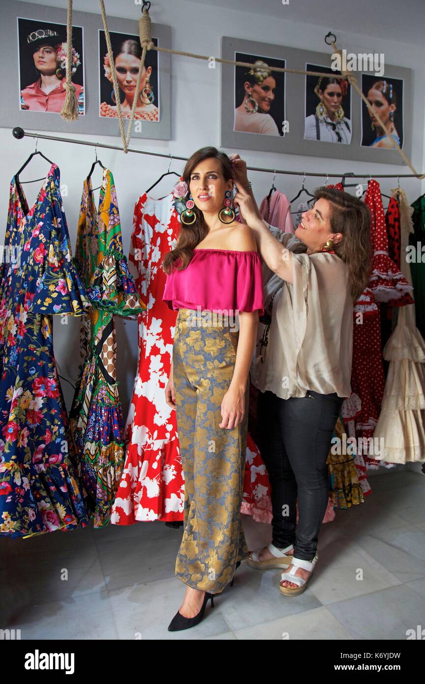 Spanien, Andalusien, Cordoba, Frau triyant Kleidung modernen andalusischen  Stil in der shop von Modedesignerin Stockfotografie - Alamy