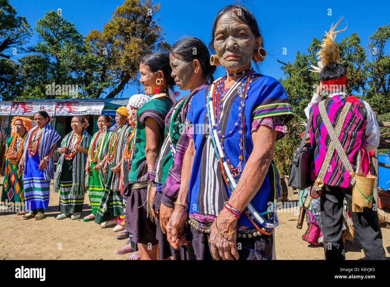 Myanmar Burma Kinn Mindat Volksfest Mit Traditioneller Kleidung Einige Frauen Haben Das Gesicht Tatowiert Nach Einer Alten Tradition Stockfotografie Alamy