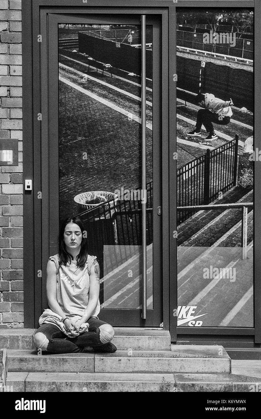 Deutschland ein Mädchen das Meditieren über die Rosenstraße, Berlin Stockfoto