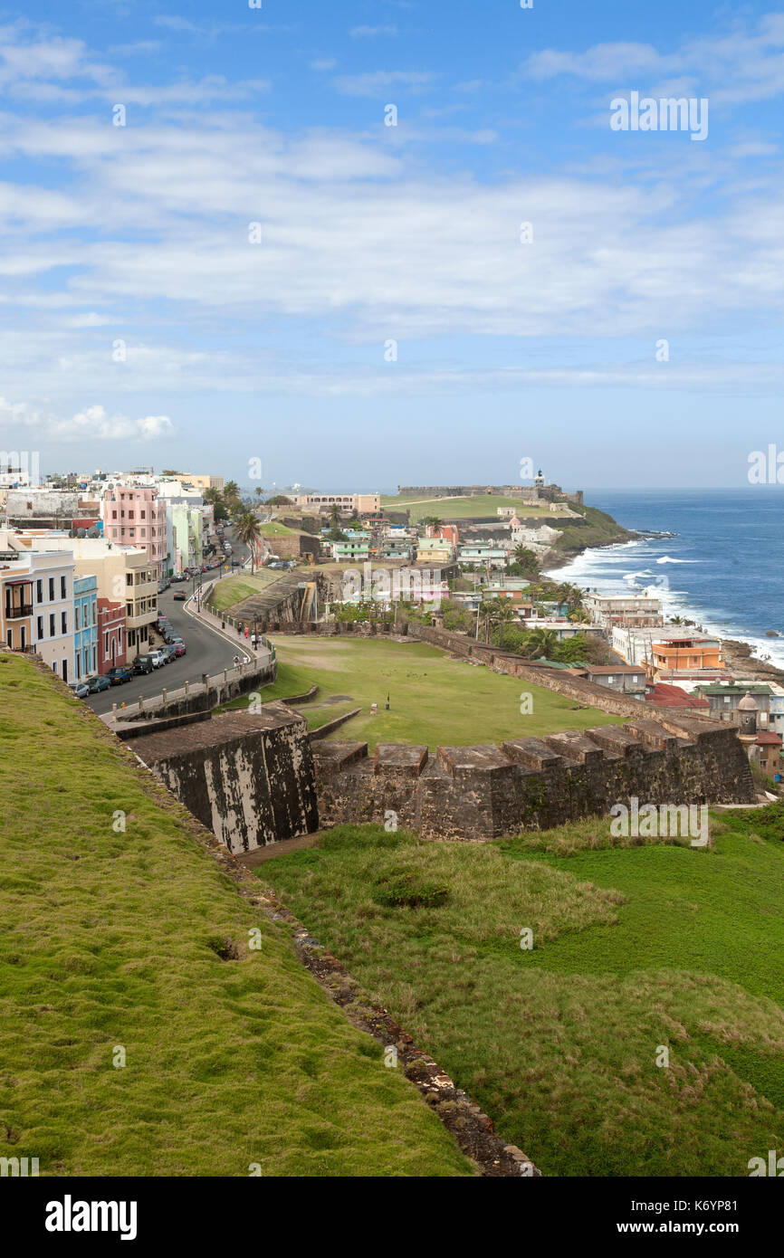 Blick auf die Stadt und die Küste von Puerto Rico aus dem Castillo San Cristobal. Stockfoto