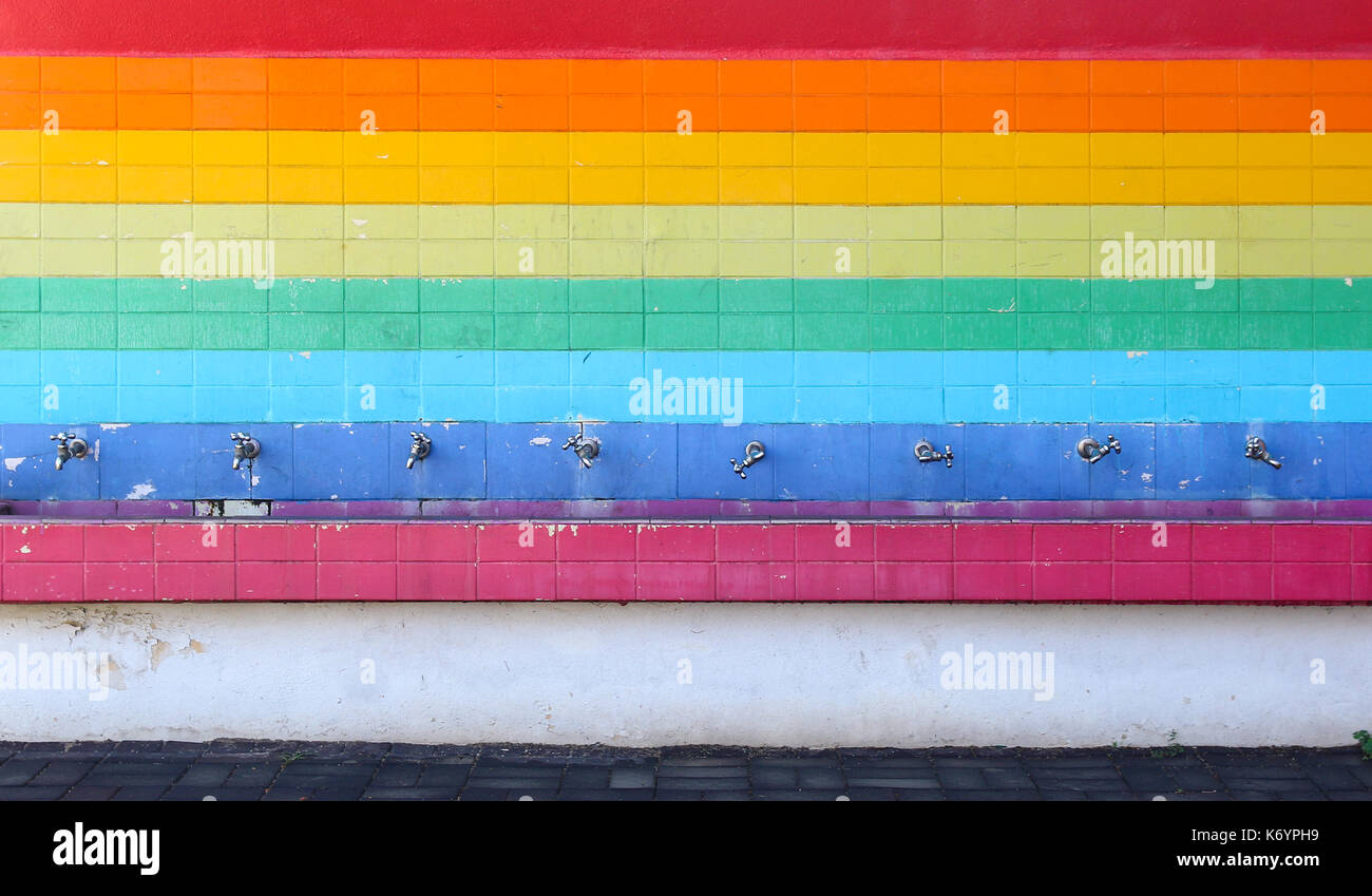 Wasserhähne mit regenbogenfarbenen Wand in Jeju Insel Stockfoto