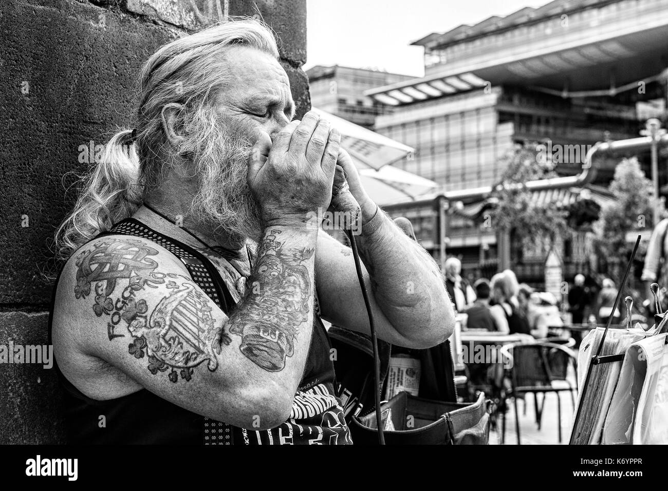 Deutschland Irischer Straßenmusiker spielt Mundharmonika in Potsdamer Platz Stockfoto