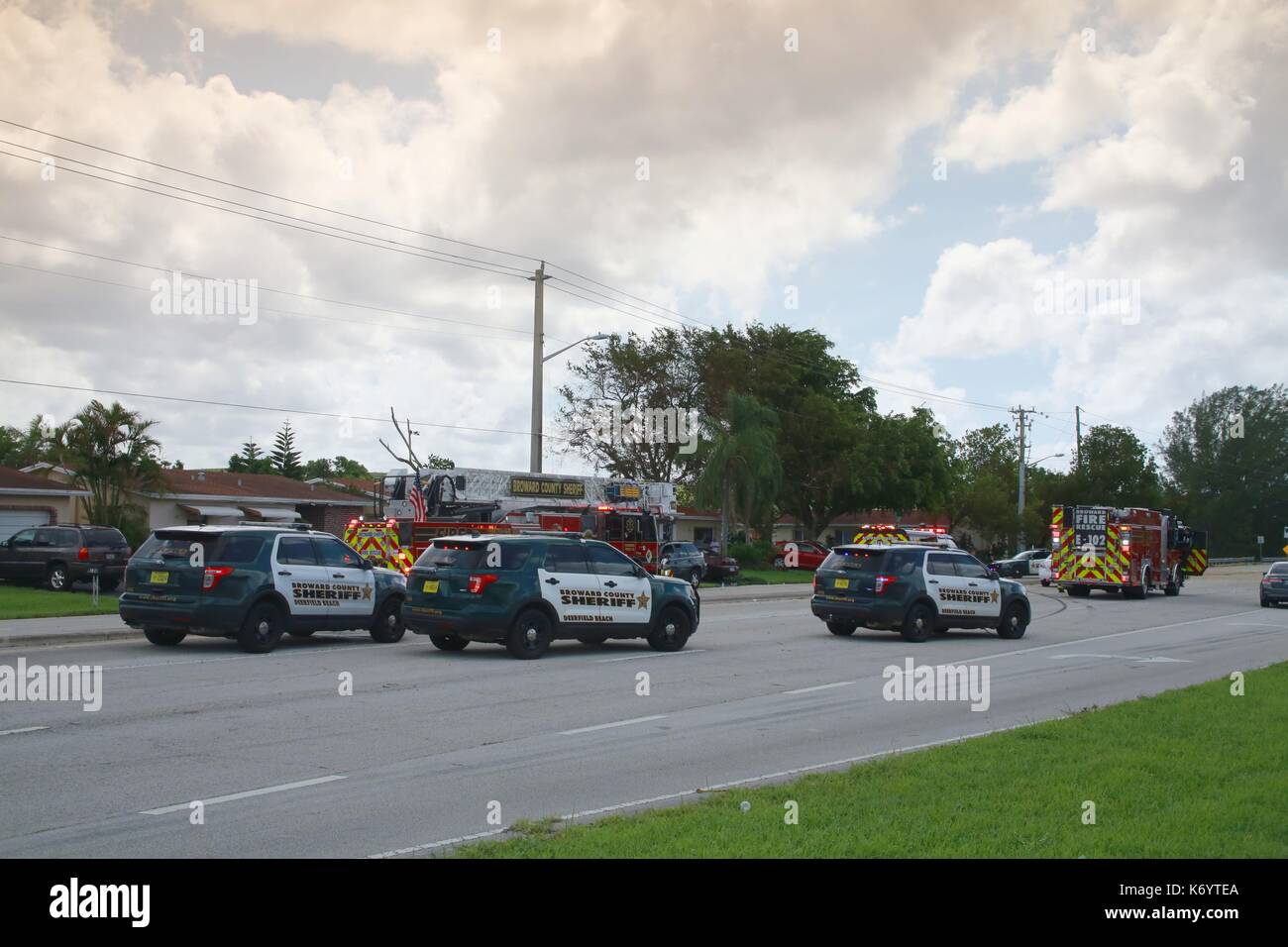 Broward County Sheriff Autos und Deerfield Beach Feuerwehr Lkw erstellen Straßensperre umleiten Verkehr um Auto Unfall nach dem Hurrikan Irma Stockfoto