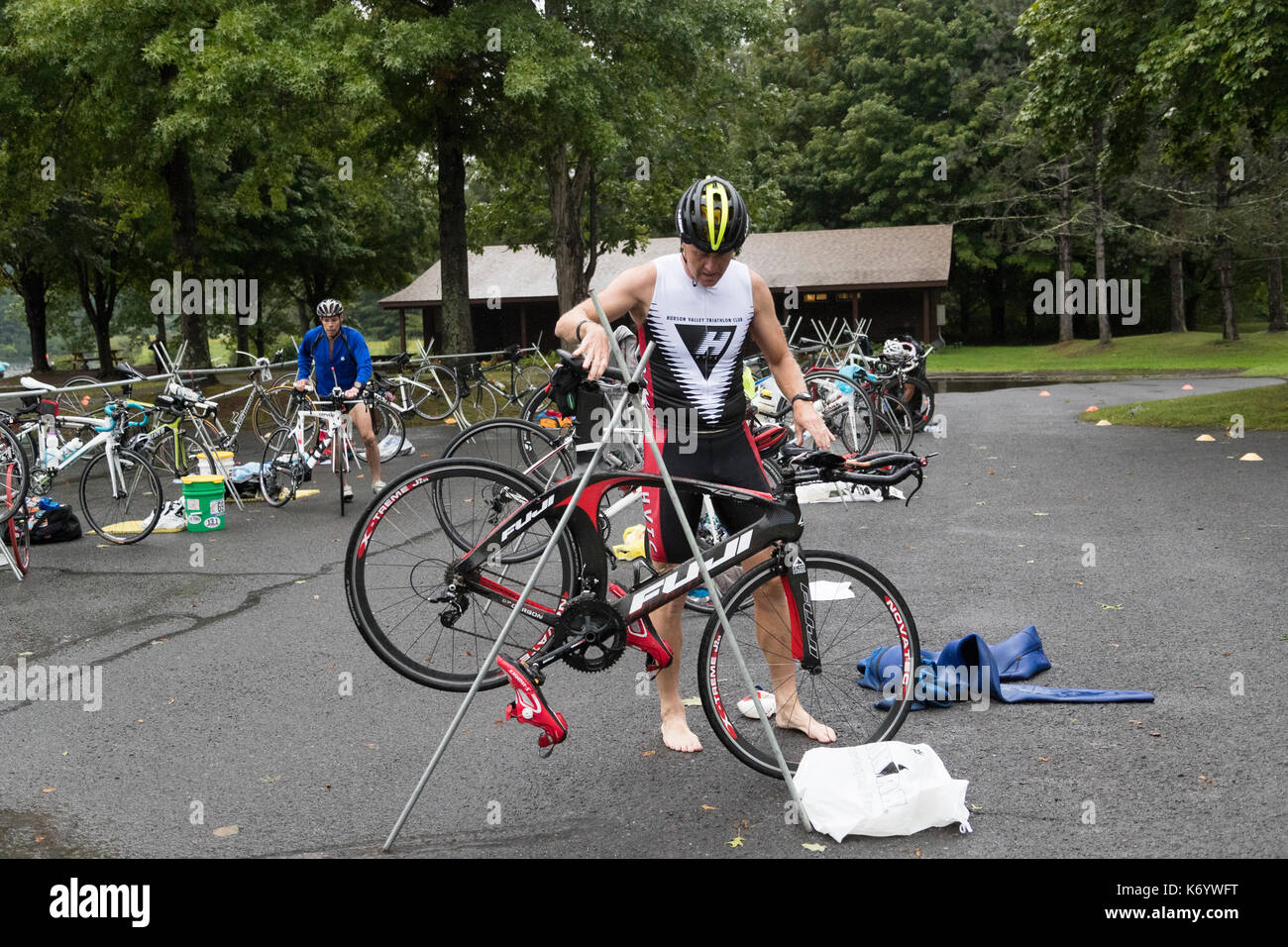 Übergang zu schwimmen Radfahren für die hvtc Sommer Tri-Series #4 Stockfoto