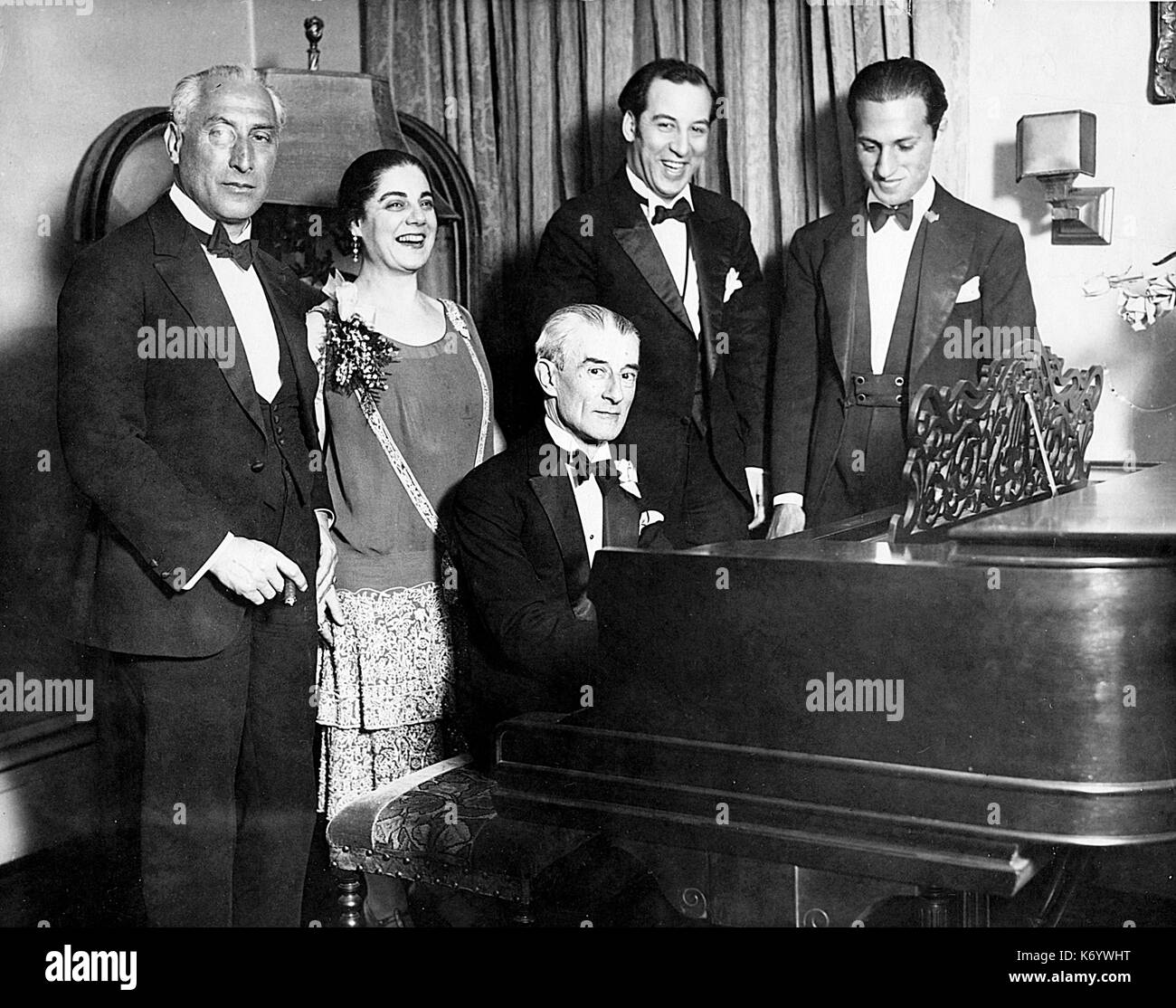 MAURICE RAVEL französischen Komponisten am Klavier 1928 seinen Geburtstag mit George Gershwin Feiern im Recht und Eva Gauthier Stockfoto
