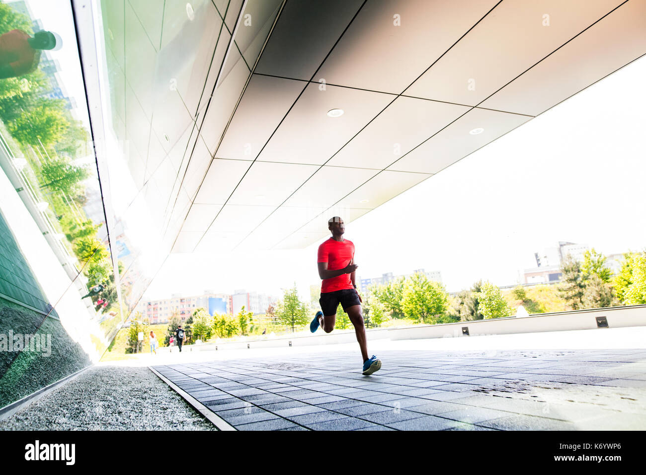 Junge afro-amerikanische Athlet in der Stadt laufen. Stockfoto