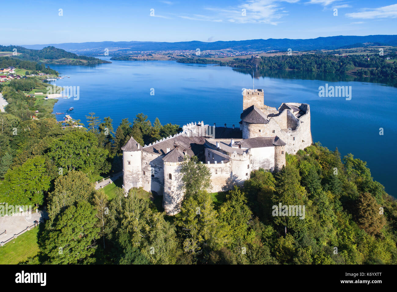 Polen. Mittelalterliche Burg in Niedzica, im 14. Jahrhundert errichtet, künstliche Czorsztyn See und weitem Blick auf die Ruinen von Czorsztyn Burg, Luftbild in Th Stockfoto