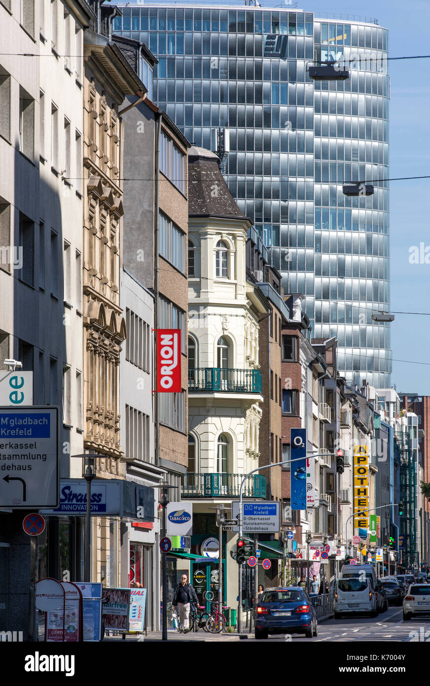 DŸsseldorf, Deutschland, Einkaufsstraße, ältere Häuser, modernes Bürogebäude, genannt GAP15, Friedrich-Straße, Stockfoto