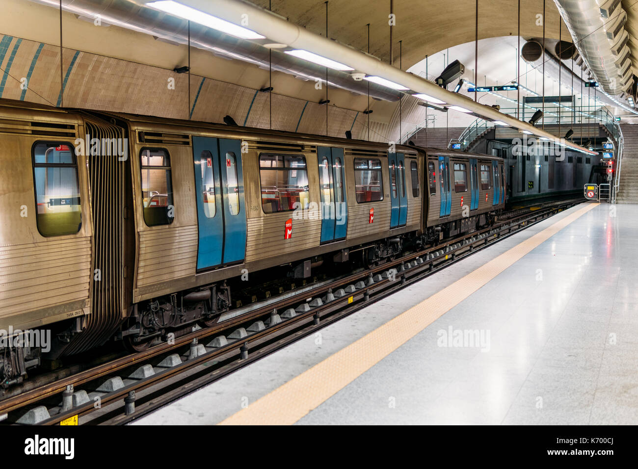 Lissabon, Portugal - August 08, 2017: Menschen Reisen durch U-Bahn in der Innenstadt von Lissabon. Stockfoto