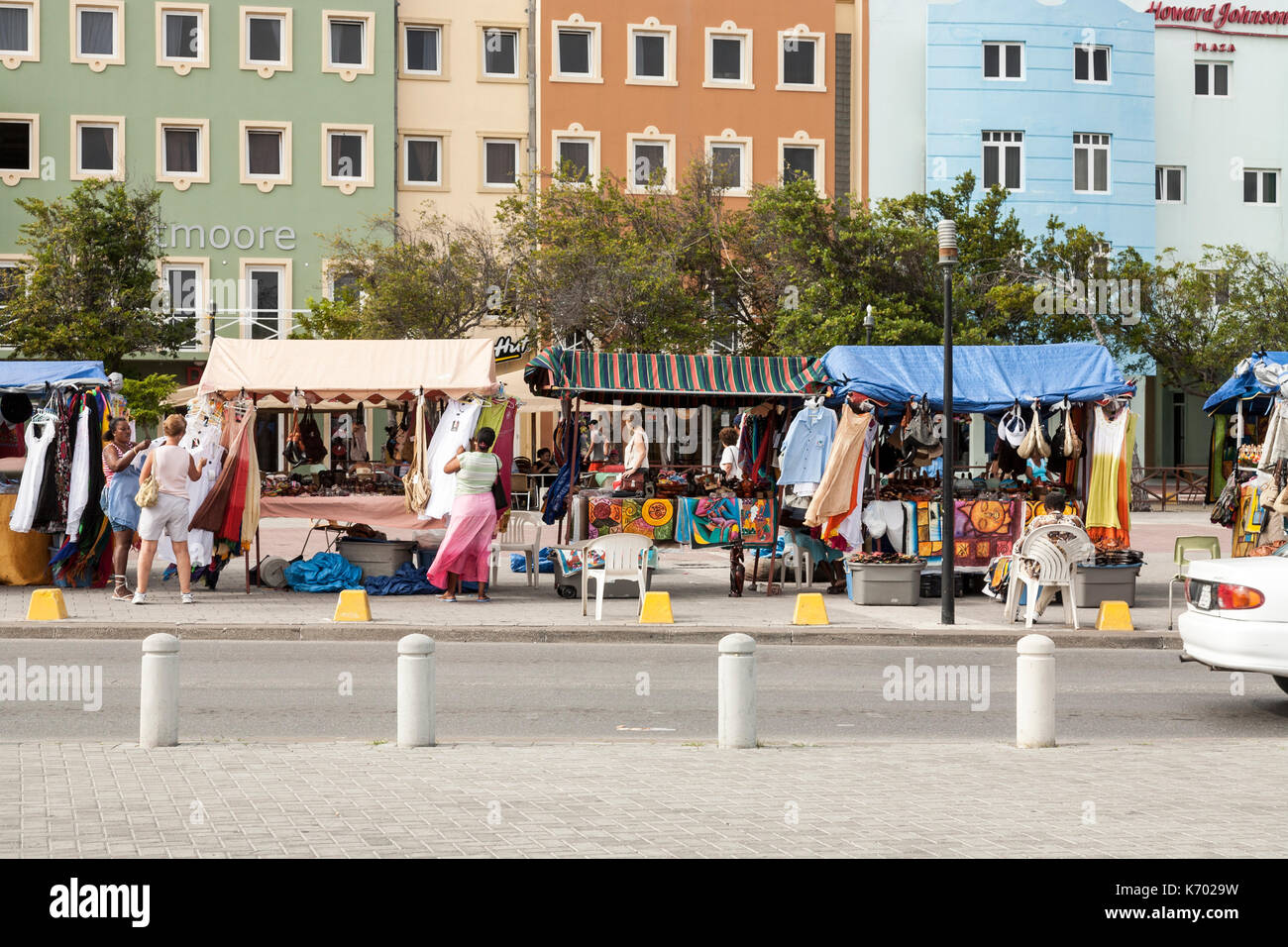 Frauen Shopping am Markt im Freien in Willemstad die Hauptstadt von Curaçao. Eine der Niederländische Karibik Inseln. Stockfoto