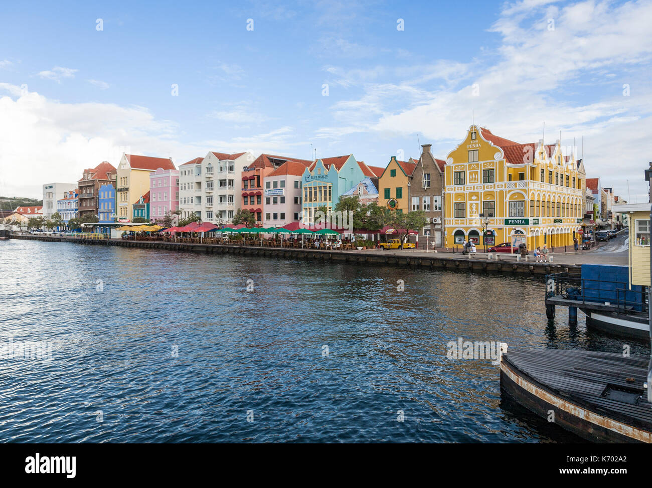 Restaurants, Geschäfte und farbenfrohe Gebäude entlang des Wassers auf Curaçao. Stockfoto