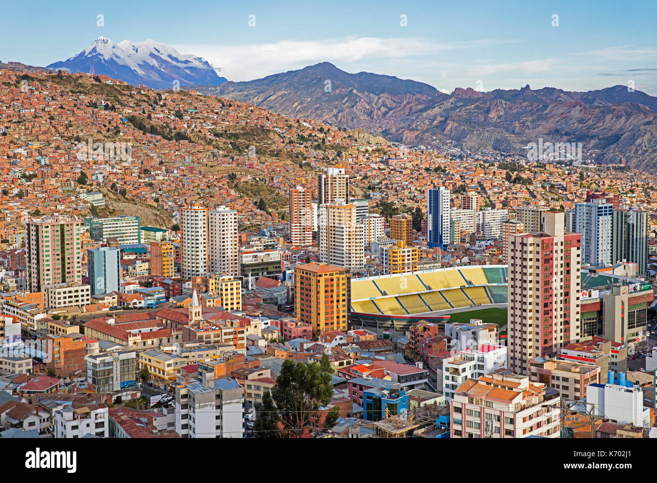 Blick über die Stadt La Paz die Geschäftsviertel und Estadio Hernando Siles Sport Stadion im Miraflores borough angezeigt, Bolivien Stockfoto