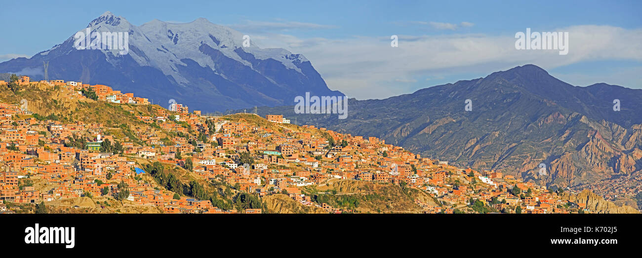 Berg Illimani, mit 6.438 Meter der höchste Berg der Cordillera Real, hoch über der Stadt La Paz, Bolivien Stockfoto