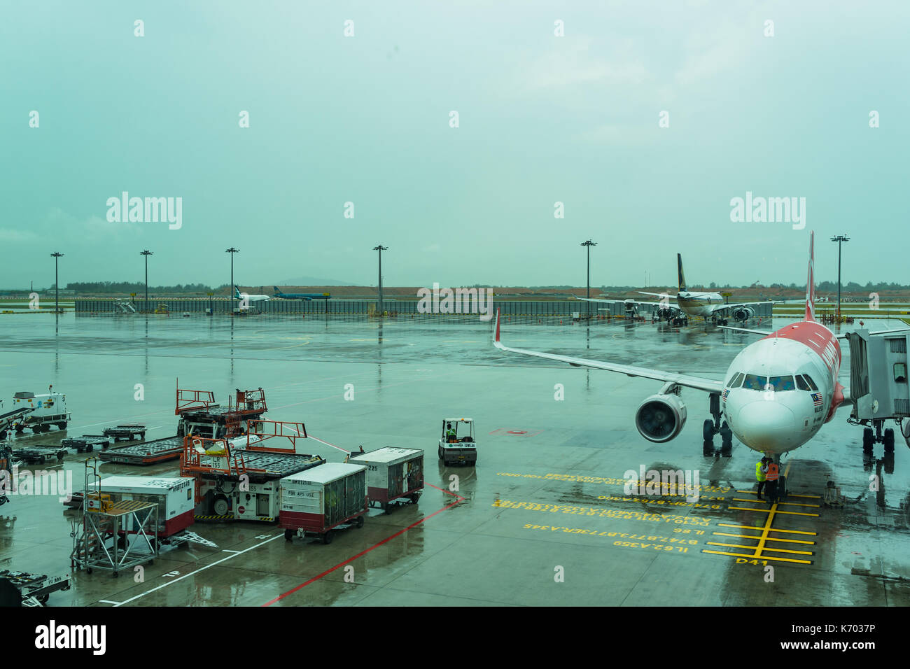 Singapur - 12. August 2017: Flughafen Changi Jetway für boarding Passagiere das Flugzeug im Regen Tag angebracht, einem Flugzeug in airpo Stationär Stockfoto