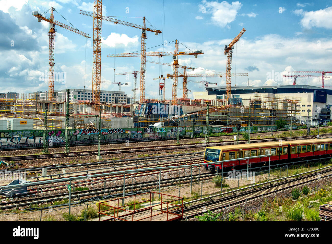 Deutschland der Zug in die S-Bahn Warschauer Bahnhof mit viel Krane auf dem Hintergrund, Berlin anreisen Stockfoto