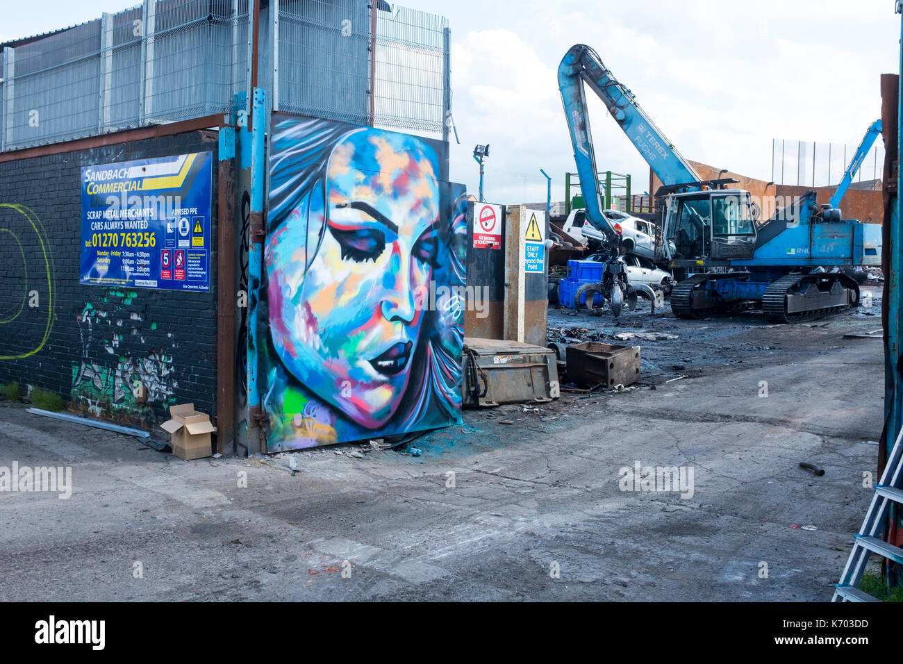 Graffiti auf Altmetall-kaufleuten Türen in Sandbach Cheshire UK Stockfoto