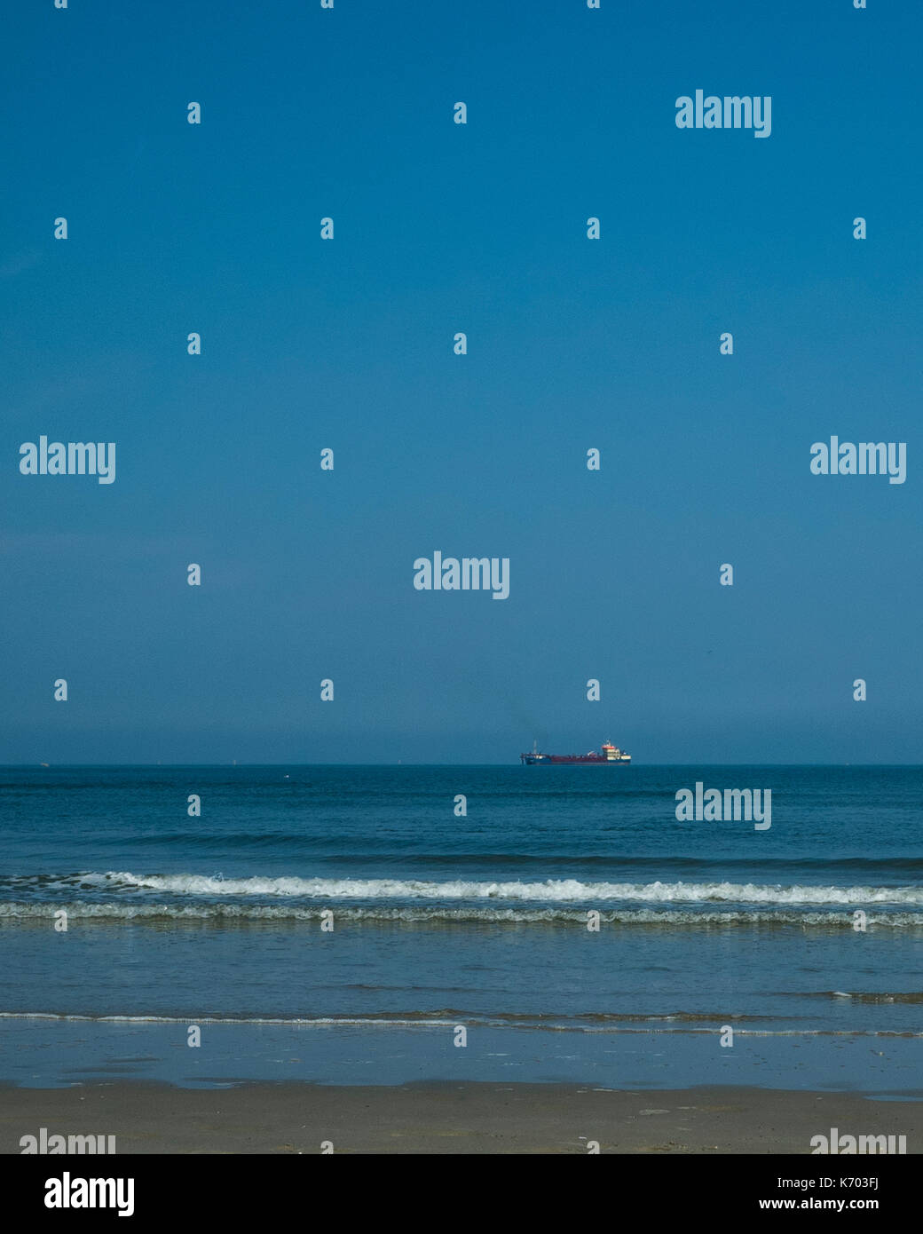 Am Strand, Langeoog. Deutschland. Deutschland. Eine kommerzielle Schiff aus ist die Küste der Insel verankert. Es war im aktiven Wiederaufbau der Strände, am Strand, Langeoog. Deutschland. Deutschland. Eine kommerzielle Schiff vor Anker gegangen der Küste von Langeoog für aktive Strand Umbau, Langeoog Strandaufschüttung, entlang der Küste, um es gegen Erosion durch das Meer zu schützen. Dies ist durch das Pumpen Sand von Out-auf-See durch das Rohr, die entlang der Strände sind erreicht. Stockfoto