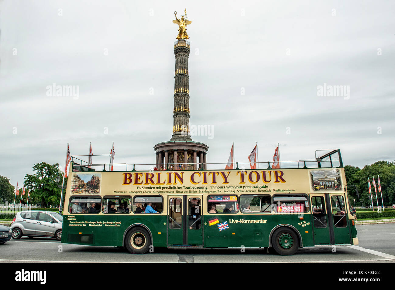 Deutschland Touristische Bus verläuft entlang der Gröberen Stern mit der Siegessäule Siegessaule auf dem Hintergrund, Berlin Stockfoto